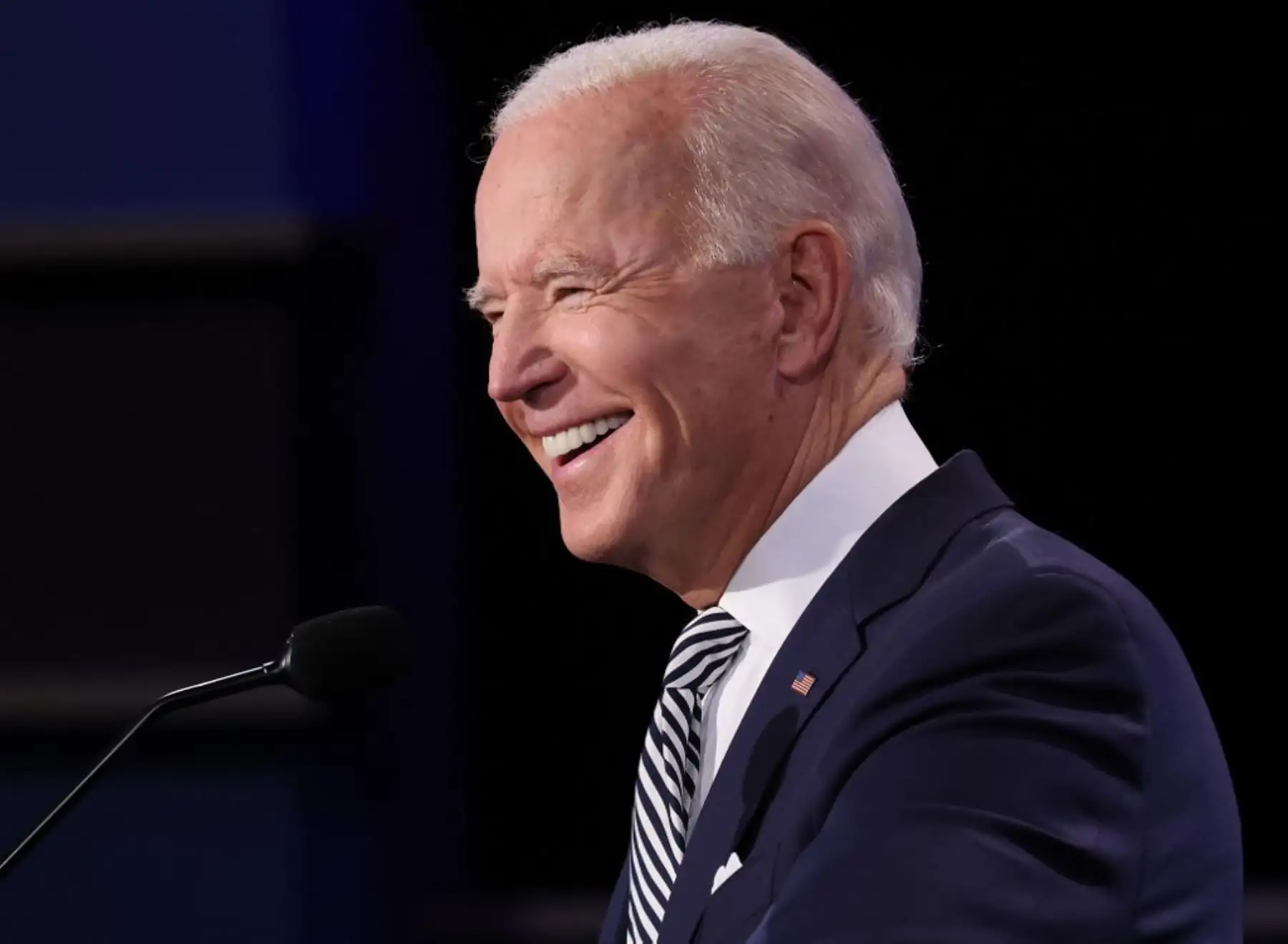 El presidente de los Estados Unidos, Donald Trump, y el candidato presidencial demócrata Joe Biden debaten en la Case Western Reserve University y Cleveland Clinic en Cleveland, Ohio. Foto: AFP