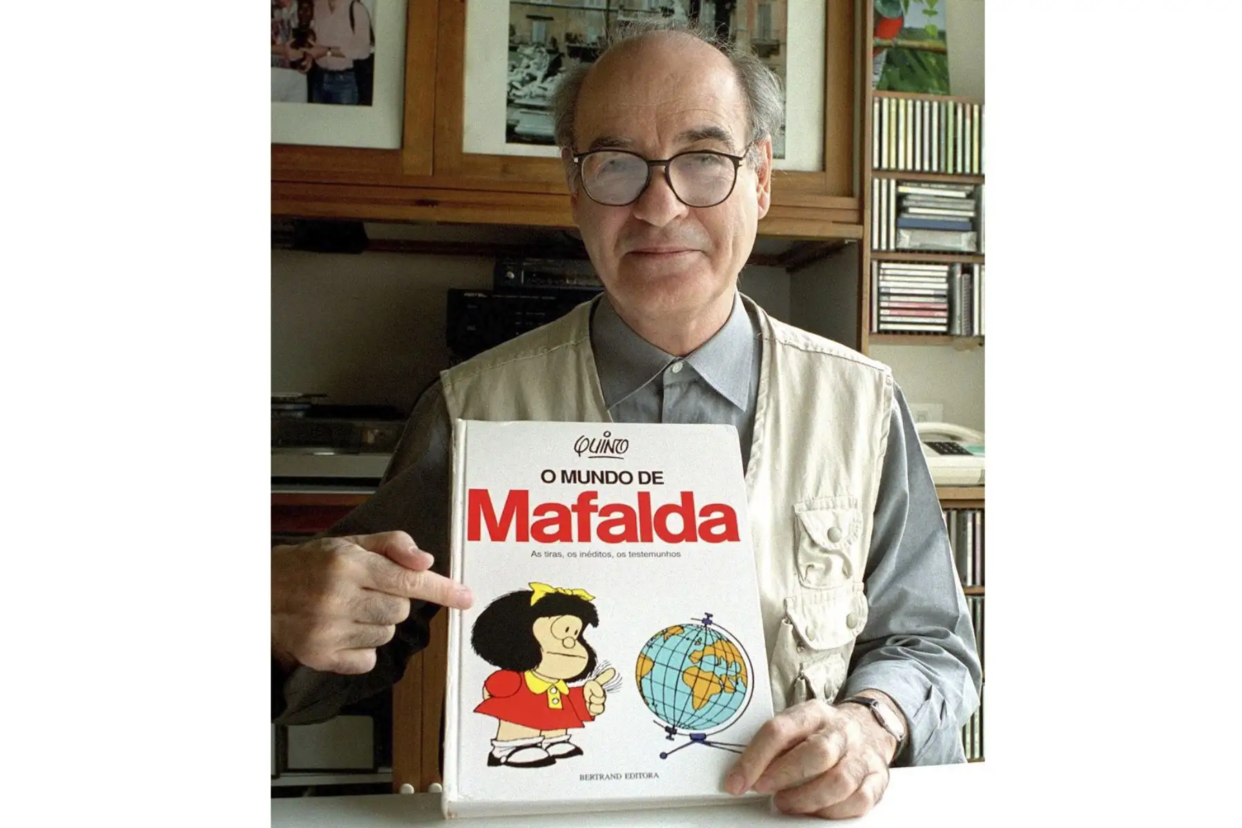 El dibujante homoristico Joaquin Lavado, conocido como Quino, posa para el fotografo junto a un libro de su personaje Mafalda, el 20 de agosto de 1999, en su domicilio de Buenos Aires, Argentina. Foto: AFP