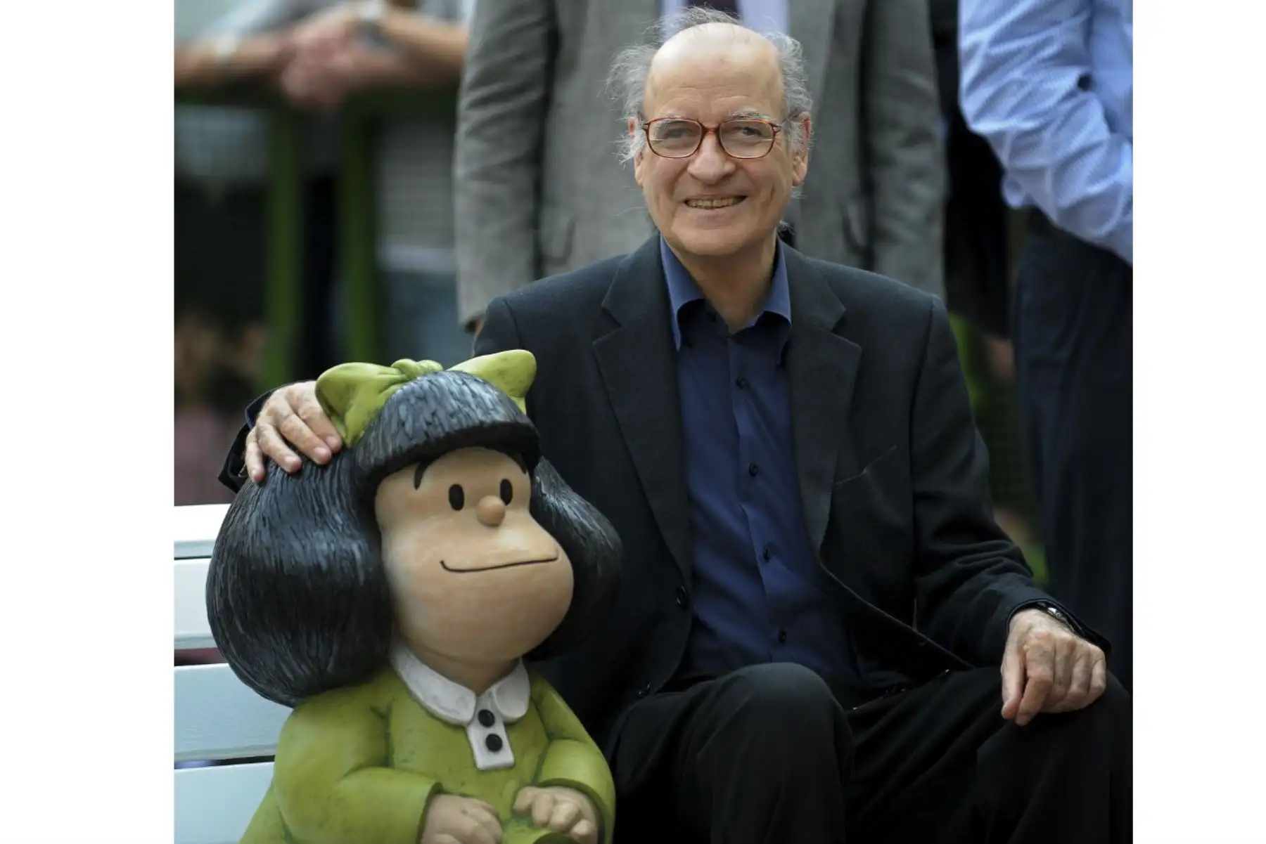 El dibujante argentino Joaquín Salvador Lavado, también conocido como "Quino", creador del personaje de tira cómica Mafalda, posa junto a su escultura realizada por el escultor argentino, Pablo Irrgang, en Buenos Aires, el 30 de agosto de 2009. La escultura fue colocada frente a la casa donde "Quino" creó el personaje en los años sesenta. Foto: AFP