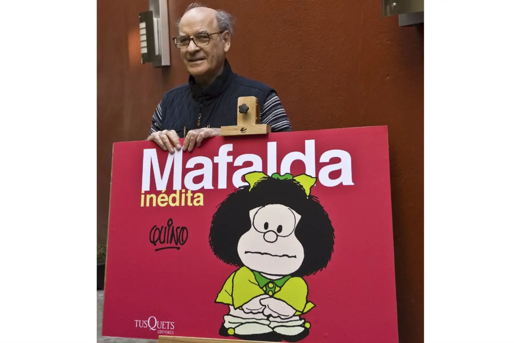 El famoso caricaturista argentino Joaquín Salvador Lavado "Quino" posa durante una conferencia de prensa en la Ciudad de México, el 26 de noviembre de 2008. Quino se encuentra en México para lanzar un libro inédito de su famosa caricatura "Mafalda". Foto: AFP