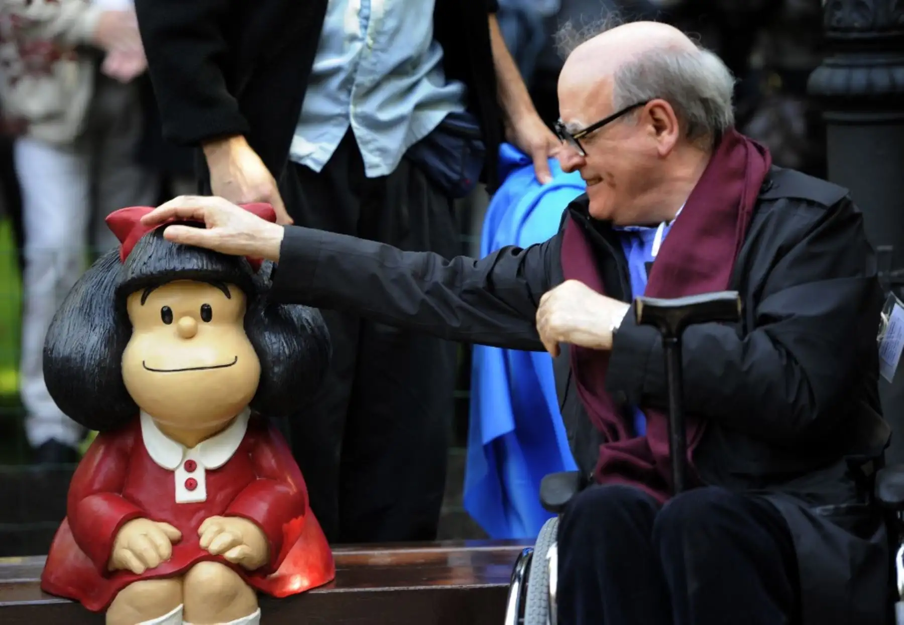 El dibujante Joaquín Salvador Lavado "Quino" posa junto a una escultura de Mafalda en el parque San Francisco de Oviedo, el 23 de octubre de 2014, en vísperas de la ceremonia de entrega de premios Príncipe de Asturias. Quino ha sido galardonado con el Premio Príncipe de Asturias de Comunicación y Humanidades 2014. Foto: AFP