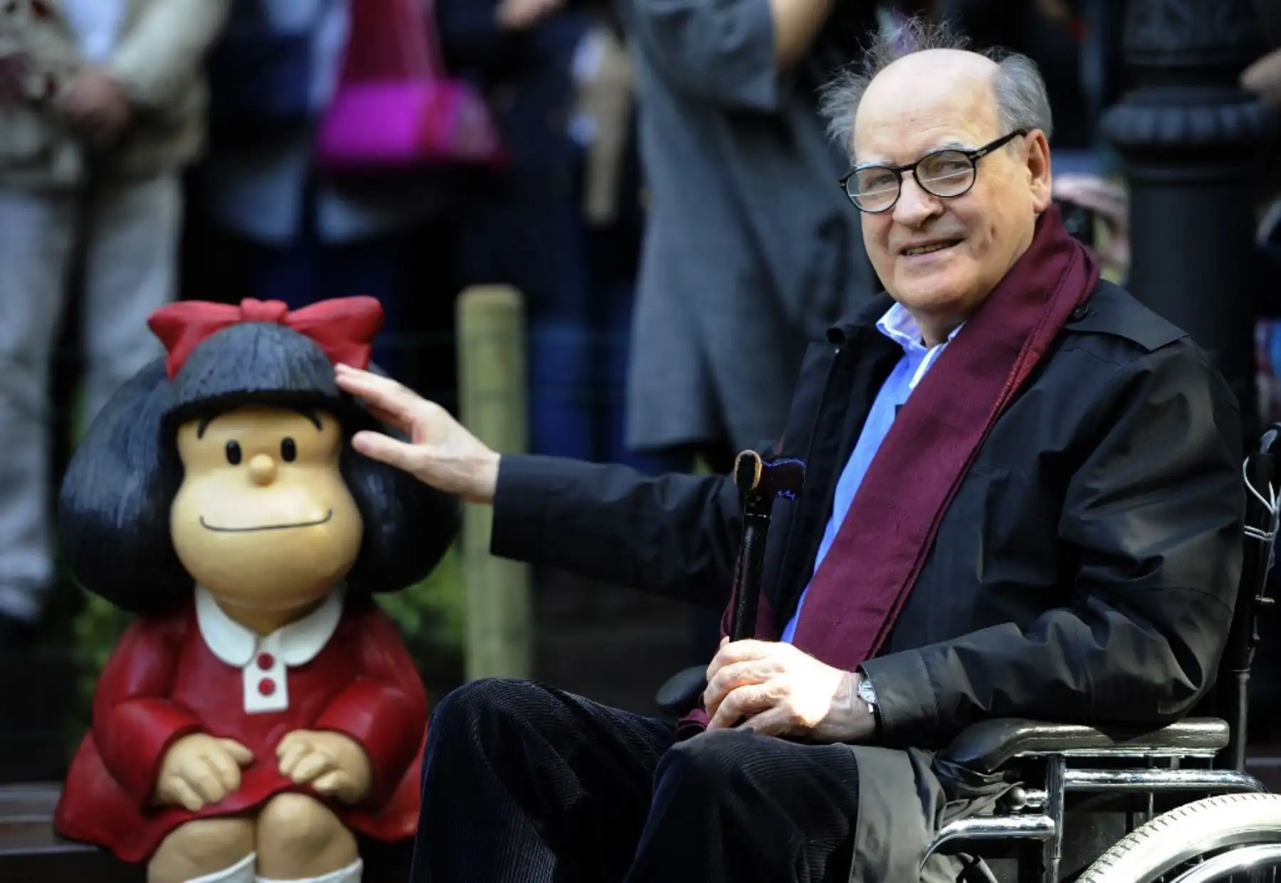 El dibujante Joaquín Salvador Lavado "Quino" posa junto a una escultura de Mafalda en el parque San Francisco de Oviedo, el 23 de octubre de 2014, en vísperas de la ceremonia de entrega de premios Príncipe de Asturias. Quino ha sido galardonado con el Premio Príncipe de Asturias de Comunicación y Humanidades 2014. Foto: AFP