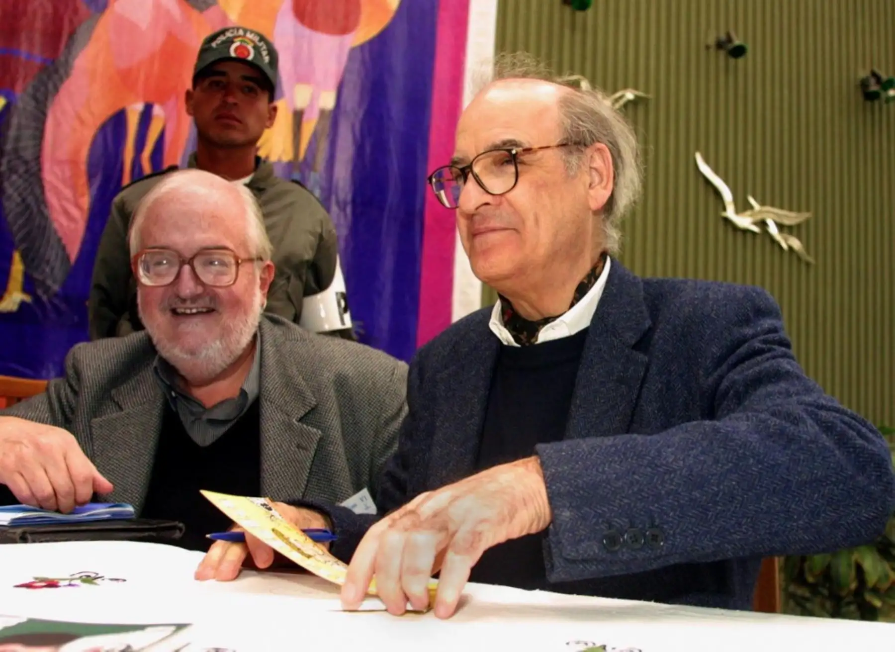 El caricaturista de humor argentino Joaquin Salvador Lavado, "Quino", creador de Mafalda firma autógrafos el 17 de agosto de 2001, en La Paz, durante la realización de la VI Feria Internacional del Libro. Foto: AFP