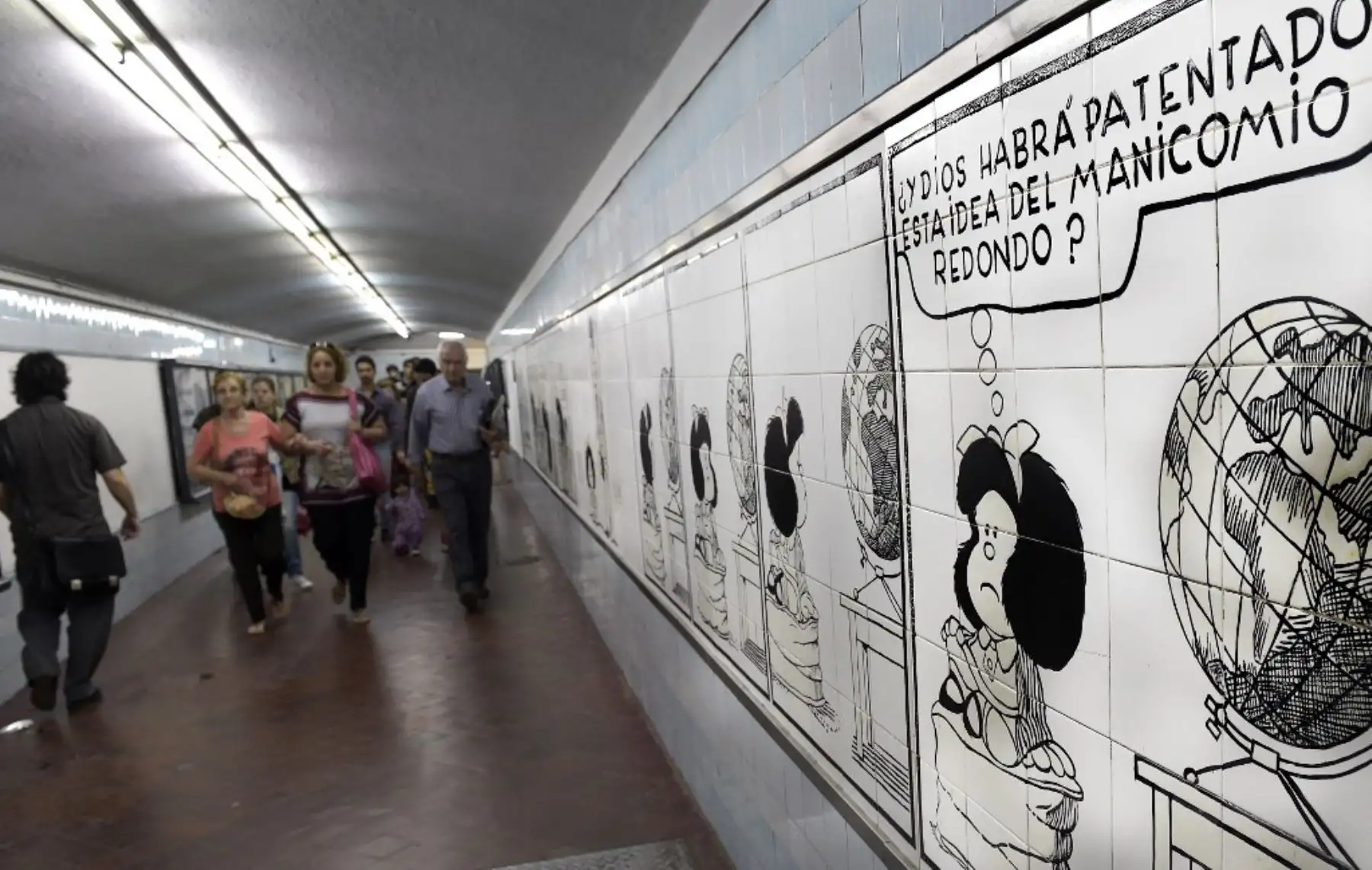 Mafalda, la mítica niña rebelde e incisiva creada por el dibujante Joaquín Salvador Lavado, conocido como Quino, cumple 50 años de su primera publicación en el mundo, y su imagen de infancia perdura en el imaginario popular de los argentinos. Grabada en mosaicos, la caricatura de Mafalda, forma parte de la decoración del metro de Buenos Aires, el 29 de septiembre de 2014. AFP