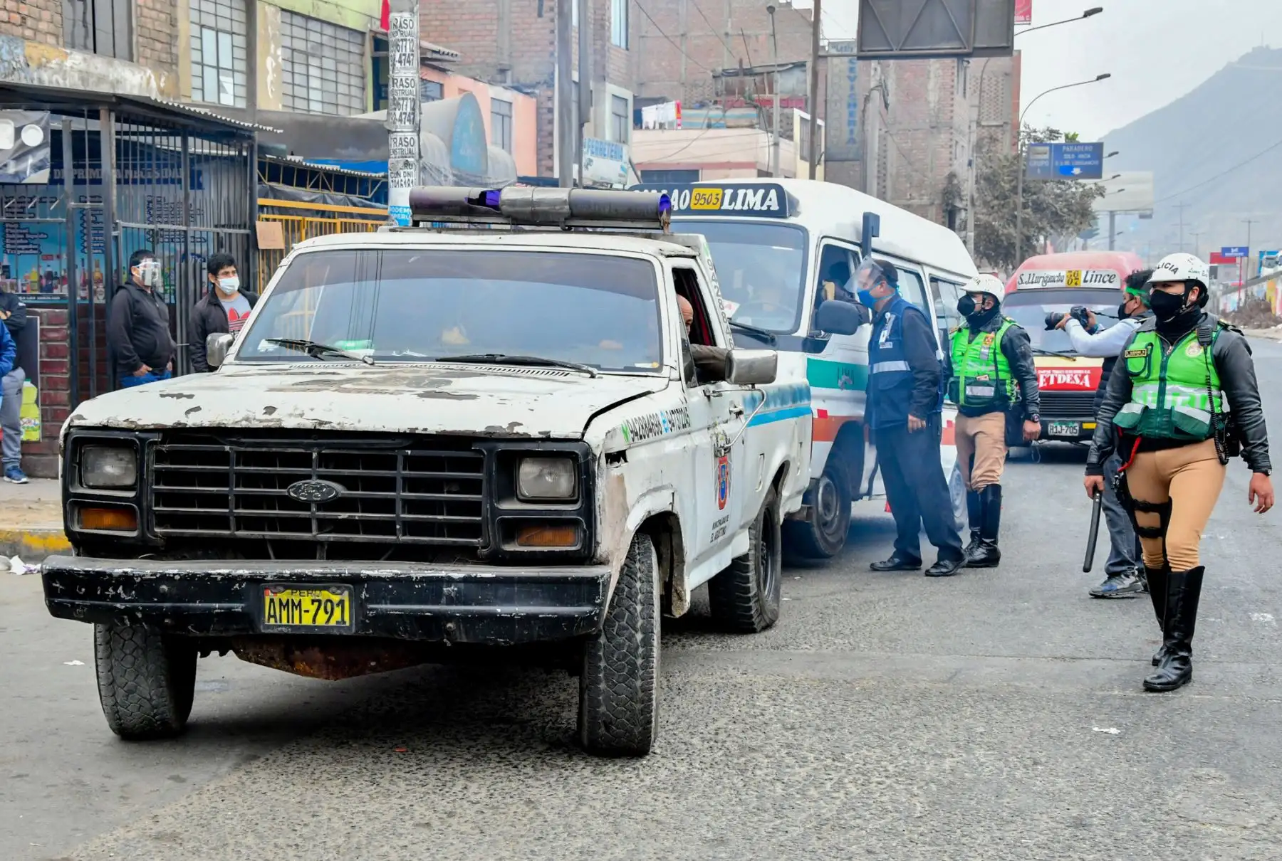 En total, se detectó a 25 unidades que transportaban pasajeros en condiciones de informalidad, por lo que fueron conducidas a los depósitos municipales de Chorrillos y El Agustino que ya se encuentran acreditados por la ATU.
Foto:ANDINA/ATU