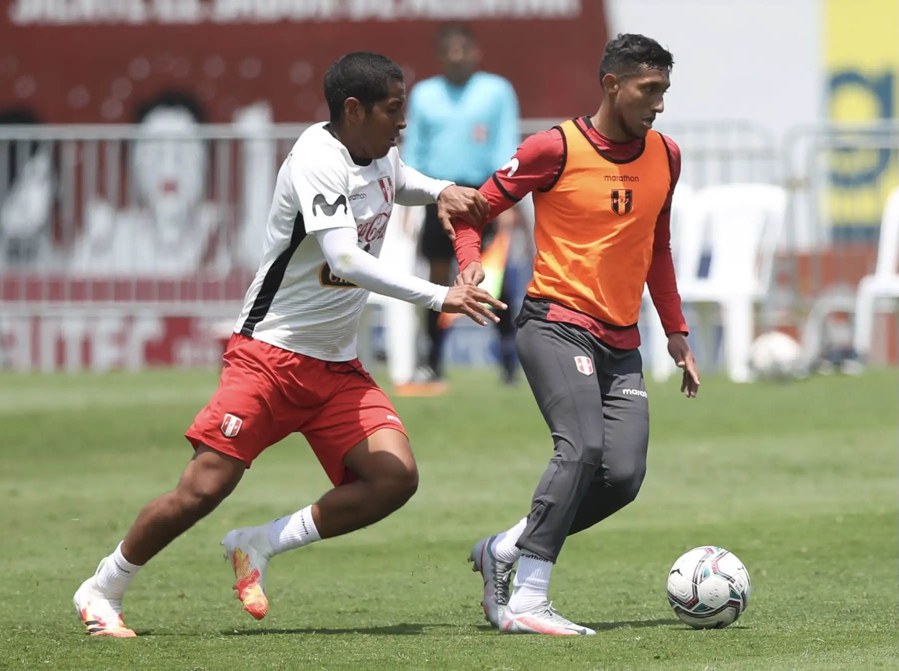 El futbolista Christofer Gonzales de la Selección peruana completó sus entrenamientos por tercer día consecutivo en el Complejo Deportivo Videna FPF, con miras a su debut en las Clasificatorias a Qatar 2022. Foto: @SeleccionPeru
