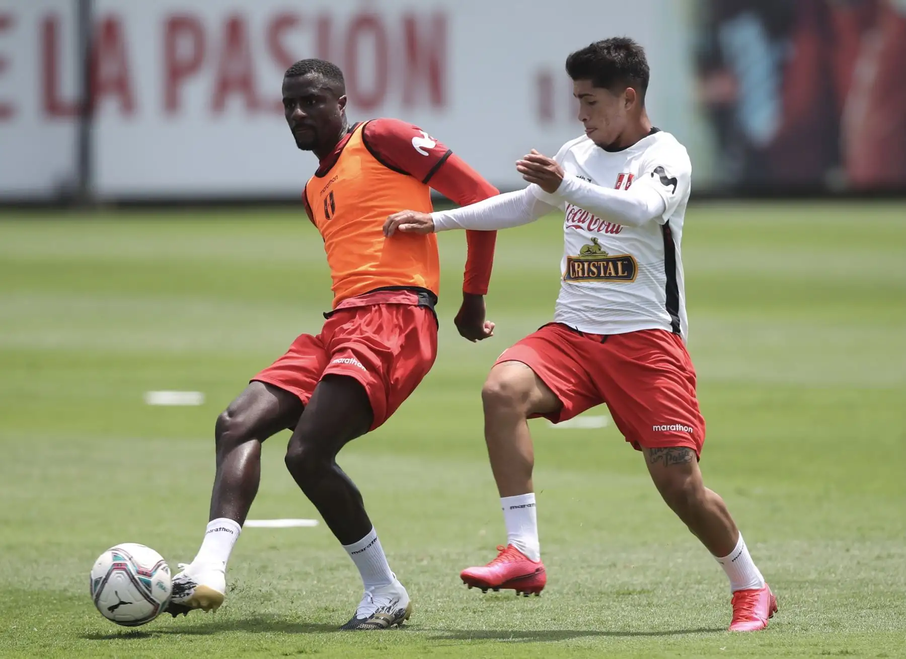 El futbolista Christian Ramos de la Selección peruana completó sus entrenamientos por tercer día consecutivo en el Complejo Deportivo Videna FPF, con miras a su debut en las Clasificatorias a Qatar 2022. Foto: @SeleccionPeru