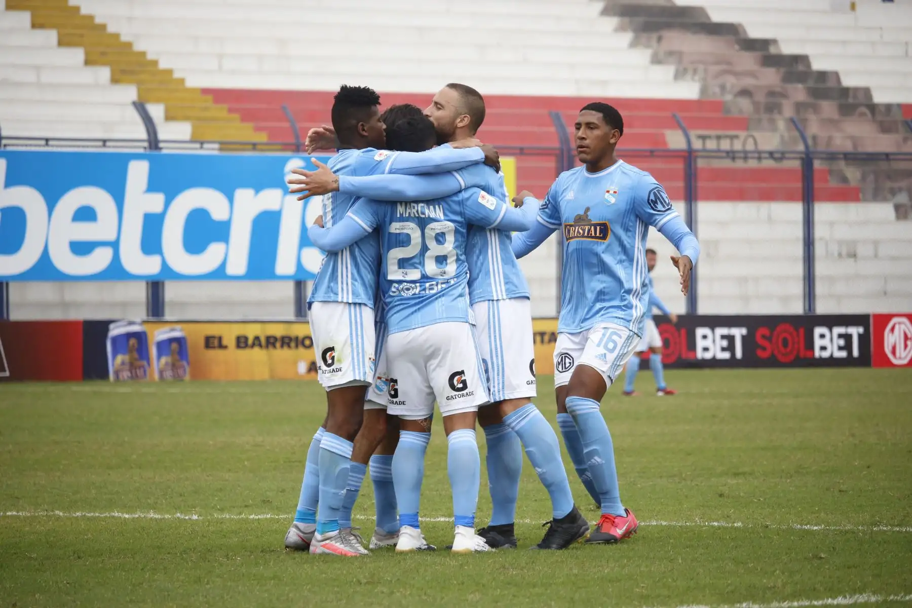 El futbolista J. Marchán de Sporting Cristal celebra junto a sus compañeros tras anotar a Carlos Manucci por la fecha 15 de la Liga 1, en el estadio Iván Elías Moreno. Foto: @LigaFutProf