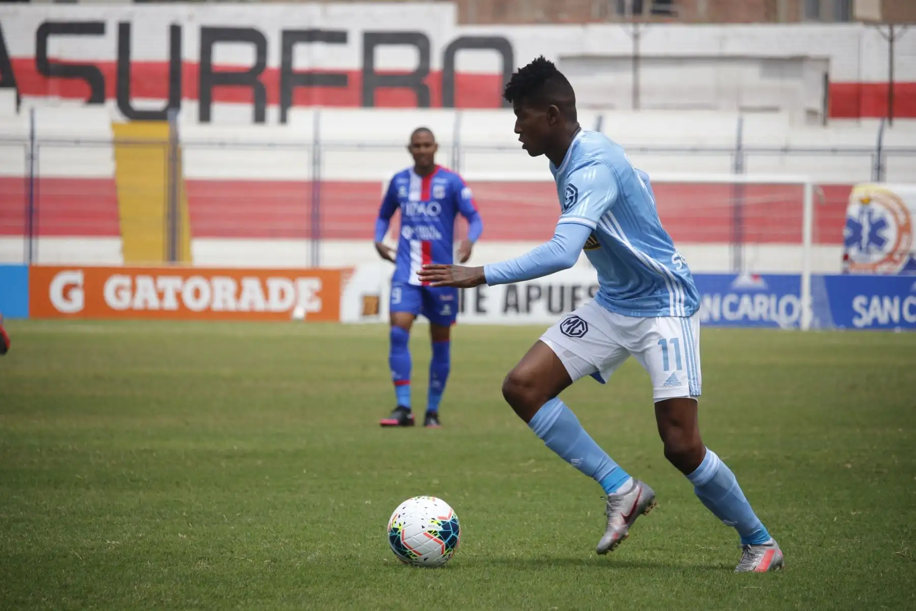 El futbolista W. Corozo de Sporting Cristal celebra junto a sus compañeros tras anotar a Carlos Manucci por la fecha 15 de la Liga 1, en el estadio Iván Elías Moreno. Foto: @LigaFutProf
