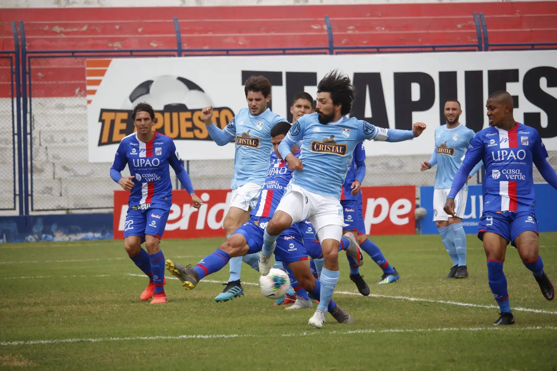 El futbolista Jorge Cazulo de Sporting Cristal  intenta marcar hacia la portería de Carlos Manucci por la fecha 15 de la Liga 1, en el estadio Iván Elías Moreno. Foto: @LigaFutProf
