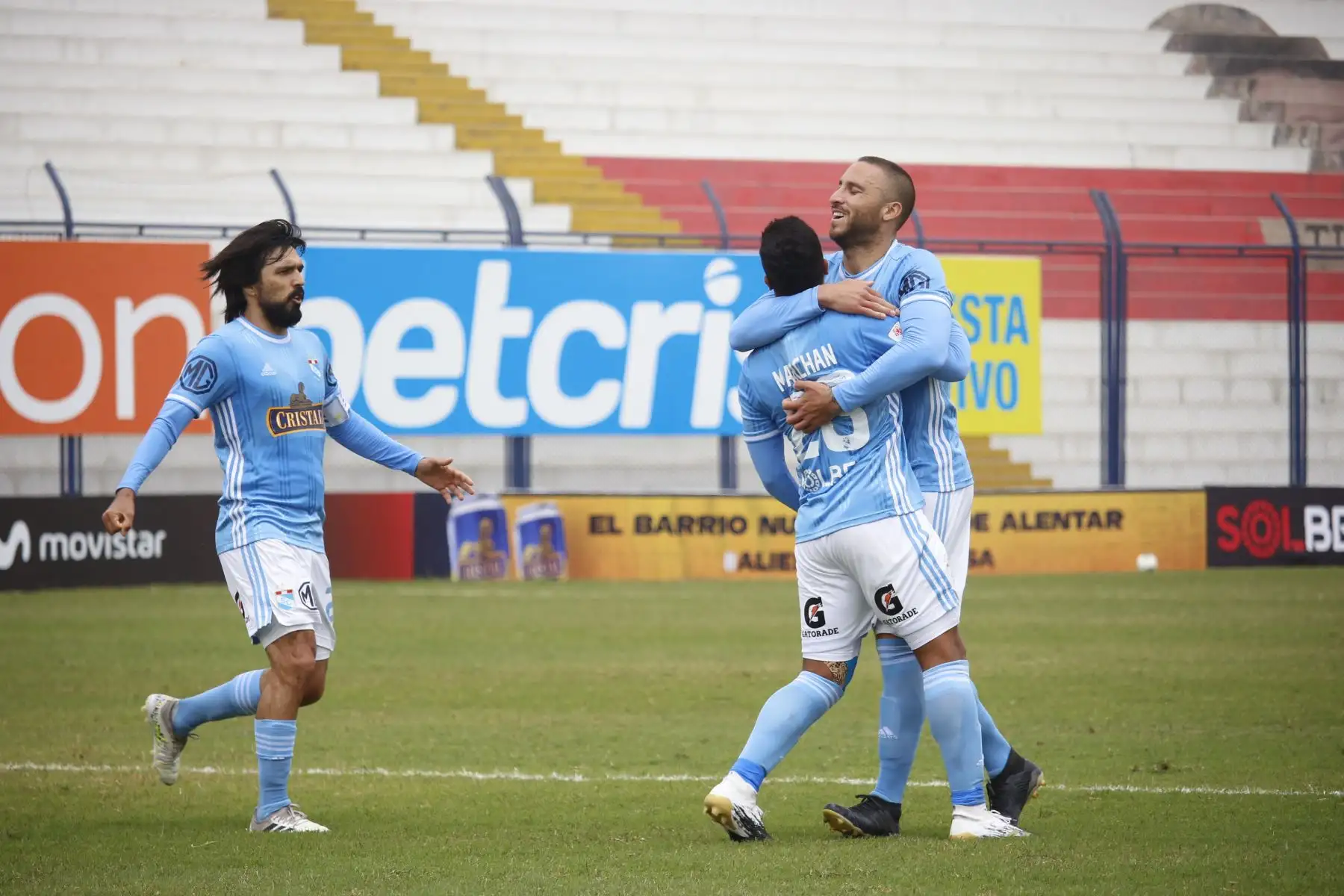 El futbolista J. Marchán de Sporting Cristal celebra junto a sus compañeros tras anotar a Carlos Manucci por la fecha 15 de la Liga 1, en el estadio Iván Elías Moreno. Foto: @LigaFutProf