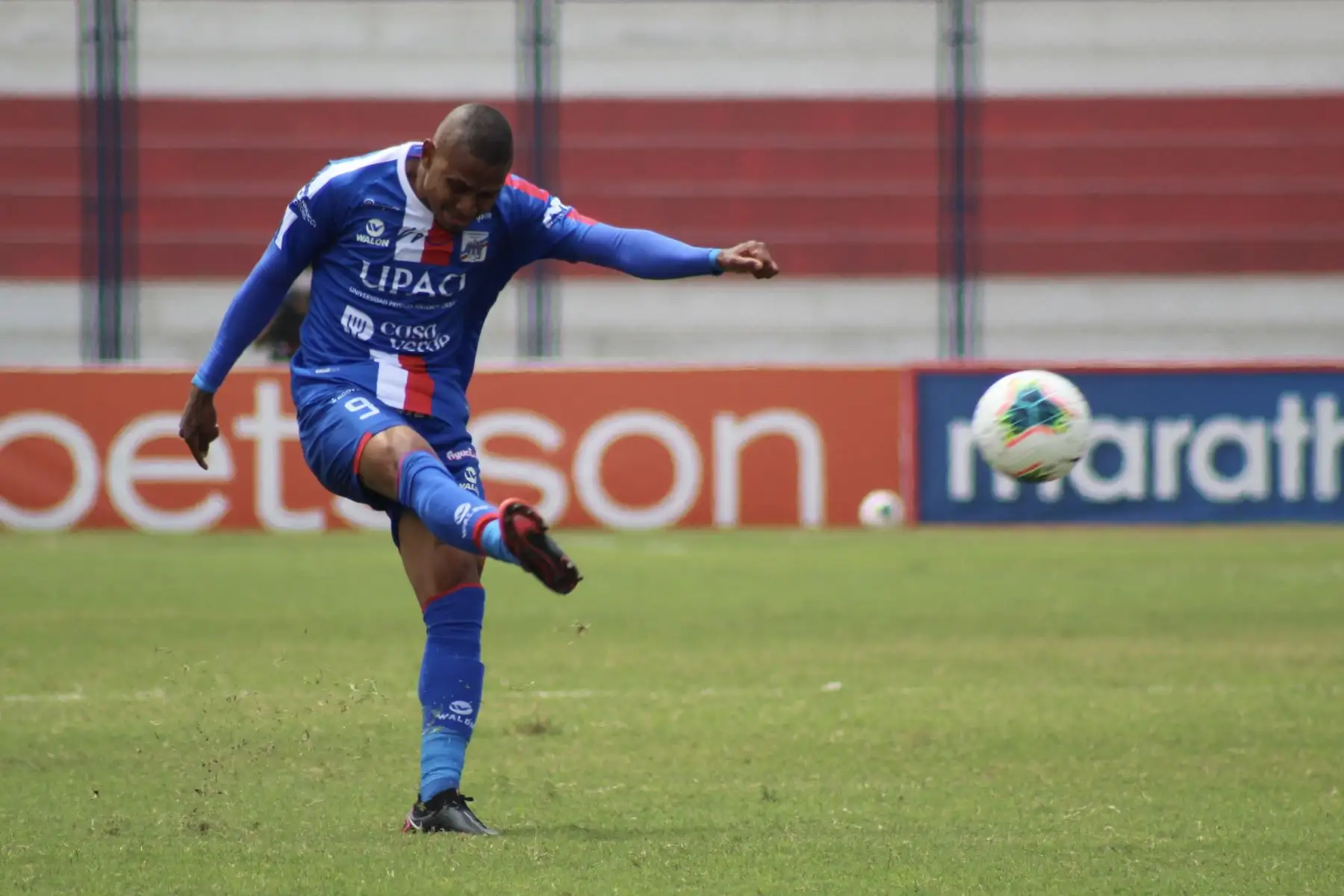 El futbolista A. Rodríguez de Manucci despeja el balón durante partido ante Sporting Cristal la fecha 15 de la Liga 1, en el estadio Iván Elías Moreno. Foto: @LigaFutProf