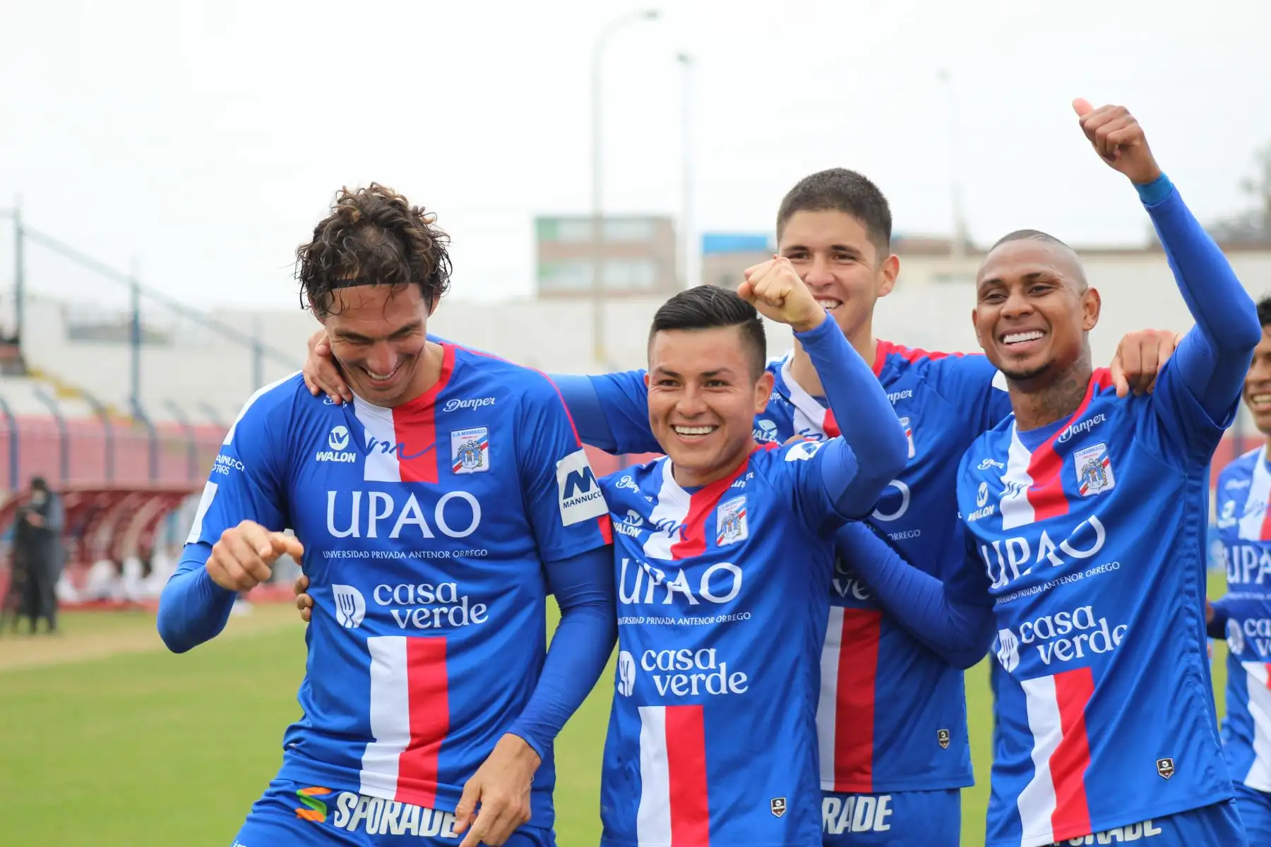 Futbolistas de Carlos Manucci celebran tras anotar a Sporting Cristal por la fecha 15 de la Liga 1, en el estadio Iván Elías Moreno. Foto: @LigaFutProf