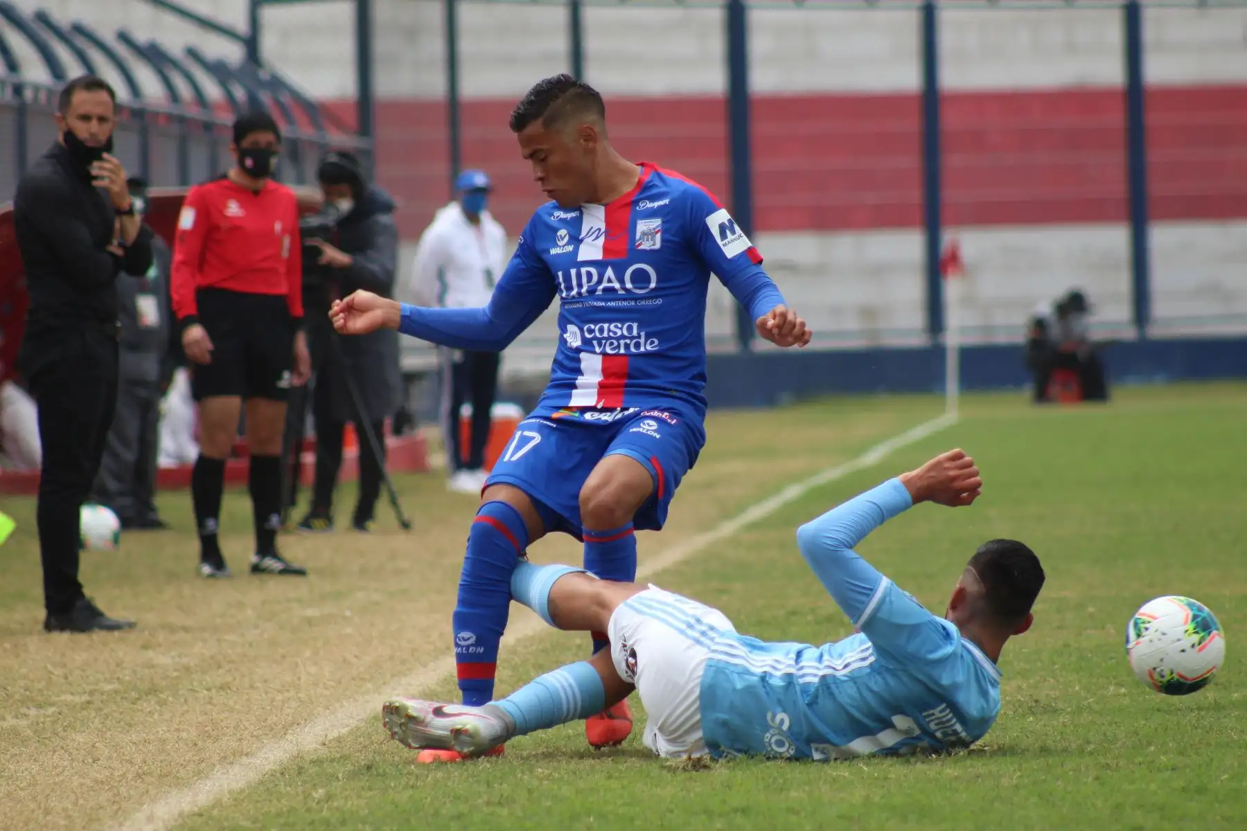 El futbolistaL. Benitez de Manucci disputa el balón ante marca de su rival de Sporting Cristal celebra por la fecha 15 de la Liga 1, en el estadio Iván Elías Moreno. Foto: @LigaFutProf