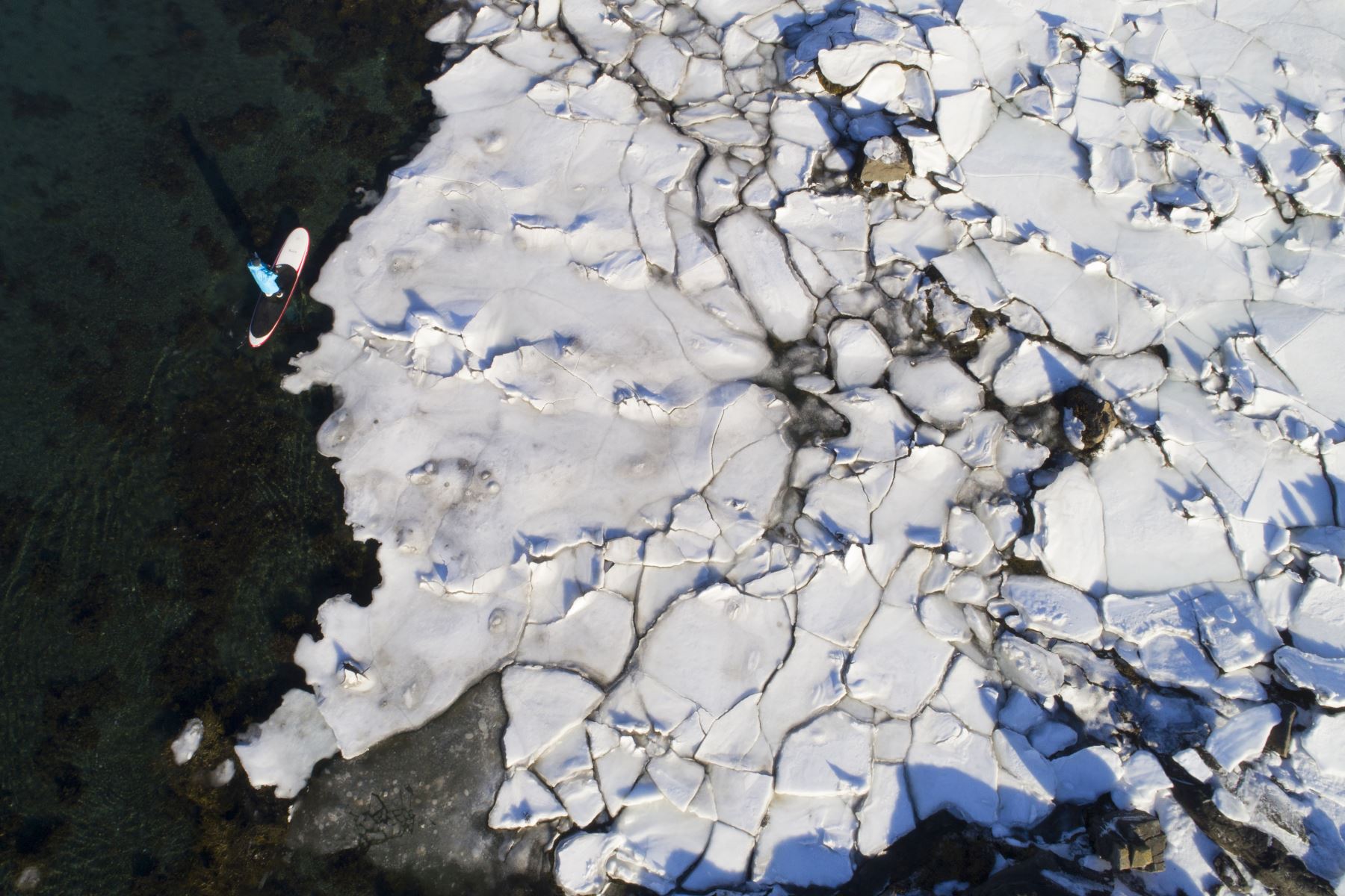 A medida que se calienta el Ártico, la pérdida de masa en el casquete glaciar de Groenlandia ha "aumentado considerablemente" desde los pasados años 90, contribuyendo a la subida del nivel del mar. Foto: AFP
