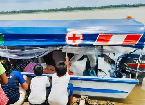 En una chalupa (embarcación fluvial), especialmente acondicionada y mejorada, fueron trasladados los pacientes de la comunidad Kukama Kukamiria al Hospital de Iquitos.