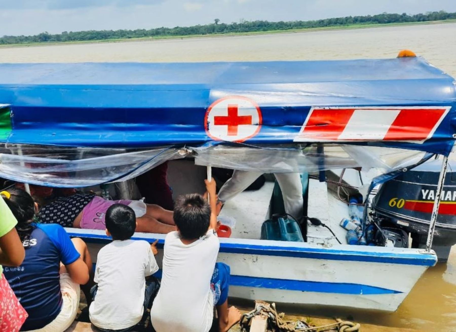 En una chalupa (embarcación fluvial), especialmente acondicionada y mejorada, fueron trasladados los pacientes de la comunidad Kukama Kukamiria al Hospital de Iquitos.