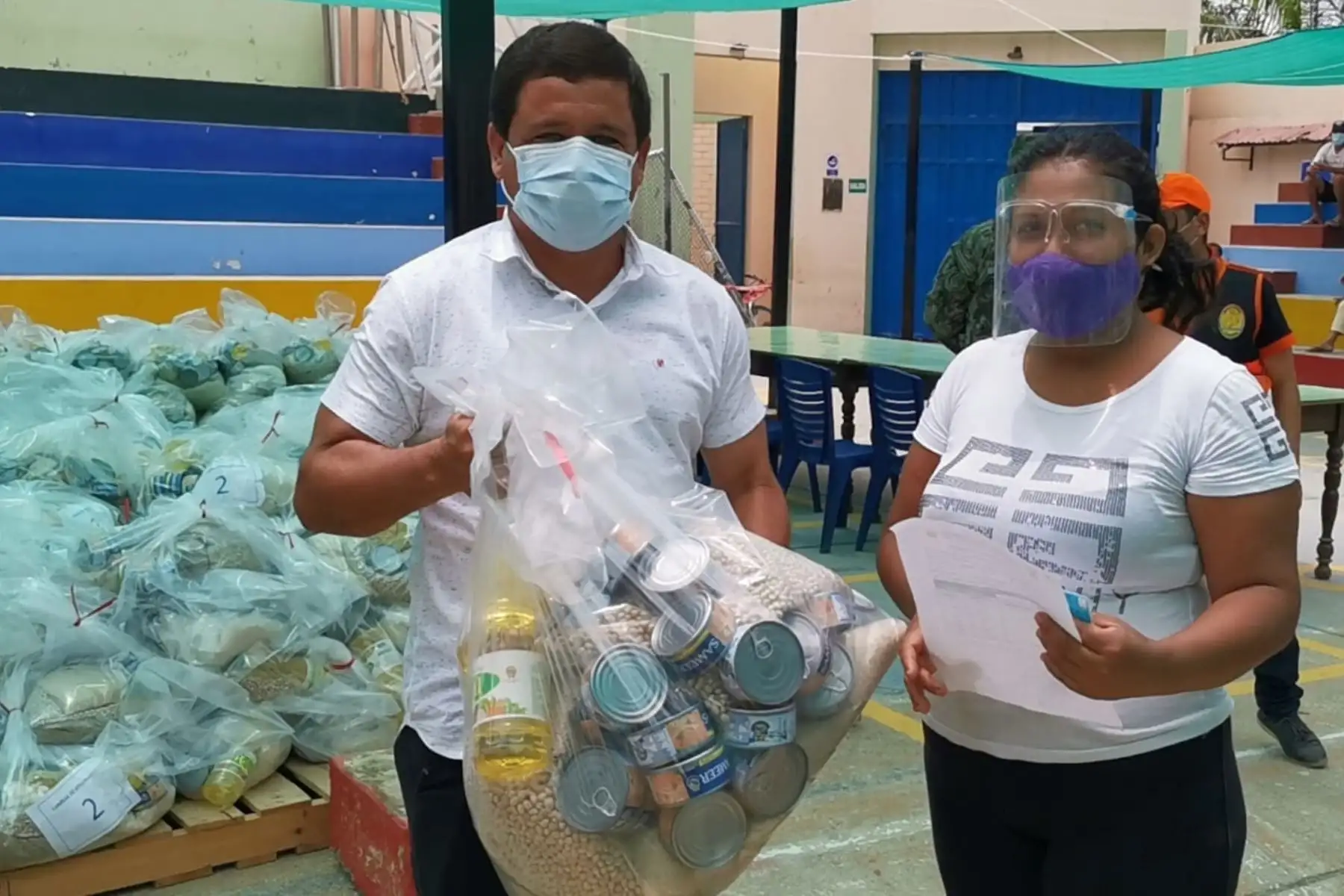 Ocho toneladas y media conteniendo diferentes productos, tales como arroz, azúcar, aceite y conserva de pescado, entregó el gobernador regional, Wilmer Dios Benites al alcalde provincial de Zarumilla
Foto:ANDINA/Gobierno Regional de Tumbes