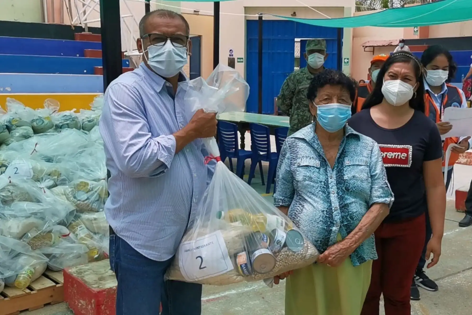 Ocho toneladas y media conteniendo diferentes productos, tales como arroz, azúcar, aceite y conserva de pescado, entregó el gobernador regional, Wilmer Dios Benites al alcalde provincial de Zarumilla. Foto:ANDINA/Gobierno Regional de Tumbes