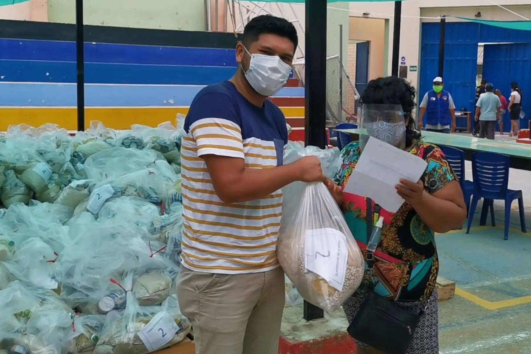 Ocho toneladas y media conteniendo diferentes productos, tales como arroz, azúcar, aceite y conserva de pescado, entregó el gobernador regional, Wilmer Dios Benites al alcalde provincial de Zarumilla
Foto:ANDINA/Gobierno Regional de Tumbes