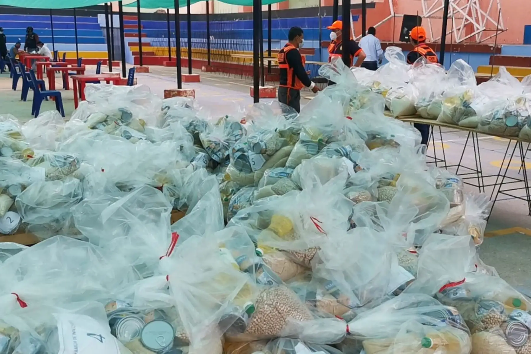 Ocho toneladas y media conteniendo diferentes productos, tales como arroz, azúcar, aceite y conserva de pescado, entregó el gobernador regional, Wilmer Dios Benites al alcalde provincial de Zarumilla
Foto:ANDINA/Gobierno Regional de Tumbes