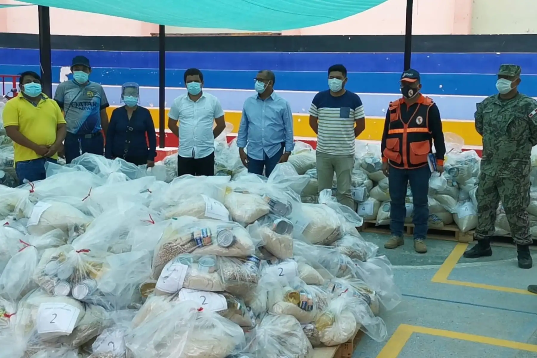 Ocho toneladas y media conteniendo diferentes productos, tales como arroz, azúcar, aceite y conserva de pescado, entregó el gobernador regional, Wilmer Dios Benites al alcalde provincial de Zarumilla
Foto:ANDINA/Gobierno Regional de Tumbes