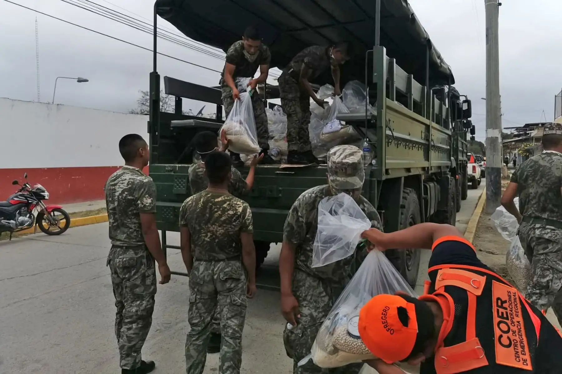 Ocho toneladas y media conteniendo diferentes productos, tales como arroz, azúcar, aceite y conserva de pescado, entregó el gobernador regional, Wilmer Dios Benites al alcalde provincial de Zarumilla
Foto:ANDINA/Gobierno Regional de Tumbes