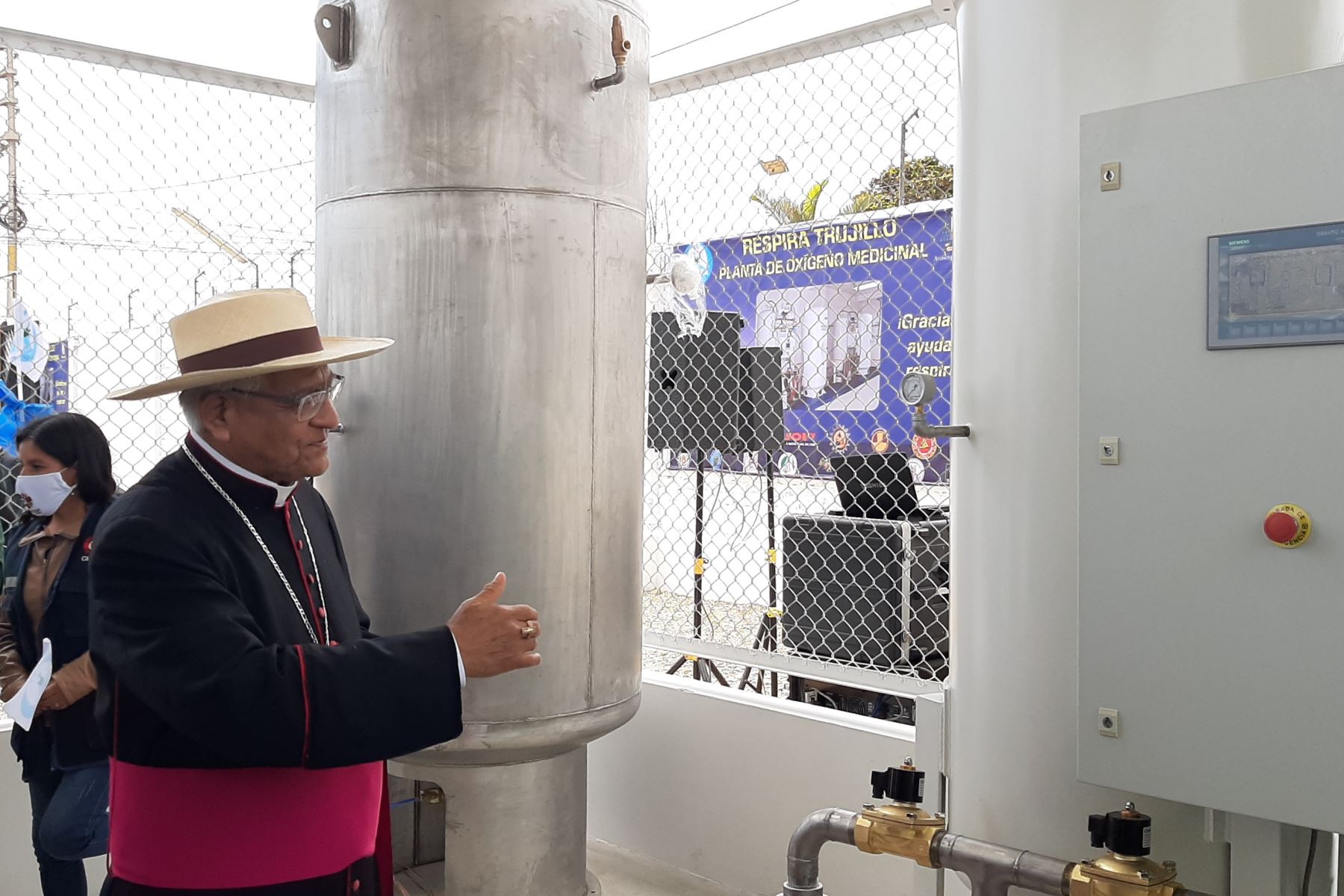 Monseñor Miguel Cabrejos inaugura la planta de oxígeno medicinal adquirida con fondos recaudados por la campaña Respira Trujillo. Foto: ANDINA/Difusión