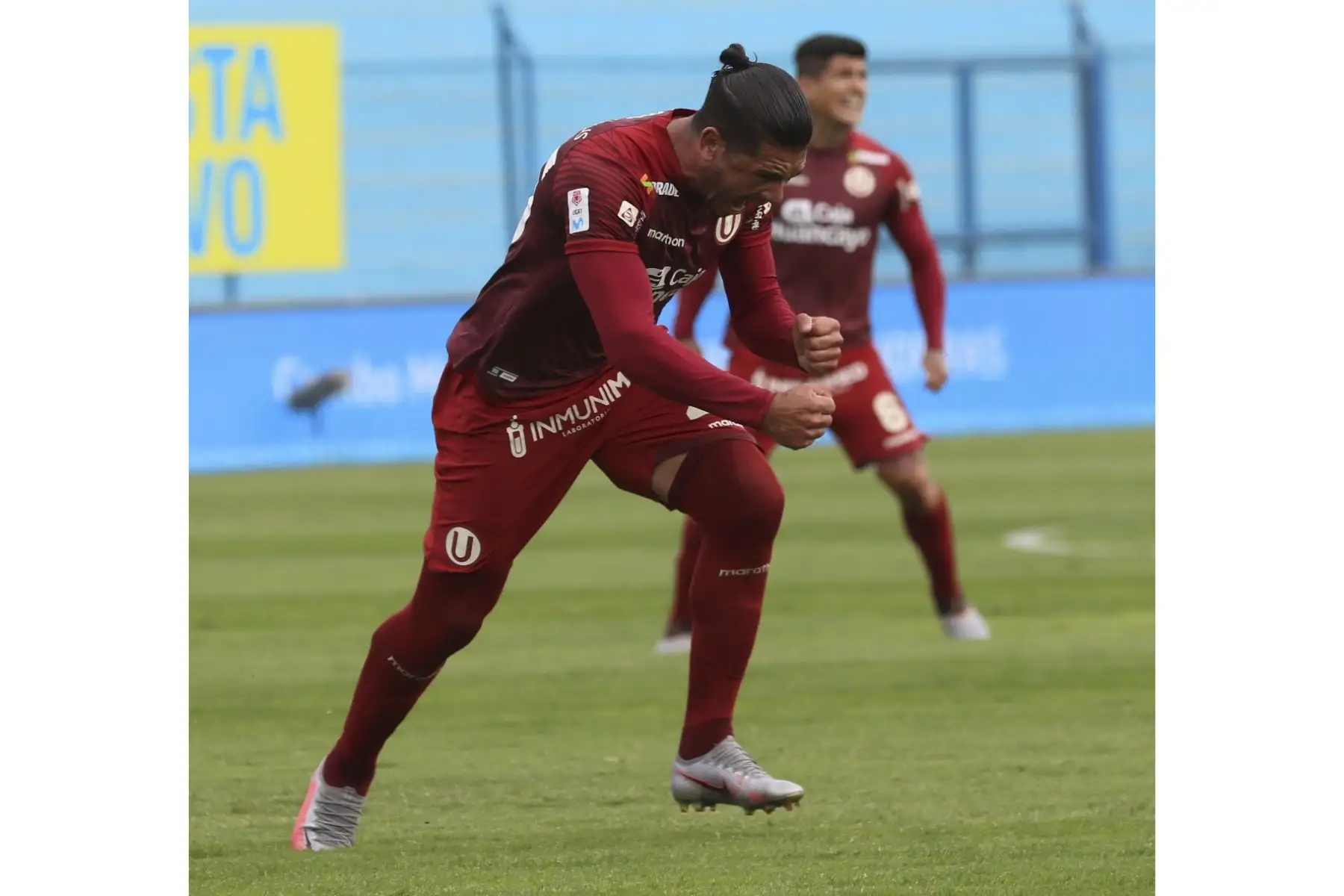 Jonathan Dos Santos celebra luego de anotar en la goleada de Universitario de Deportes a Deportivo Municipal que culminó 5-0 por la fecha 15 del Torneo Apertura de la Liga 1. 
Foto: FPF

Foto: FPF