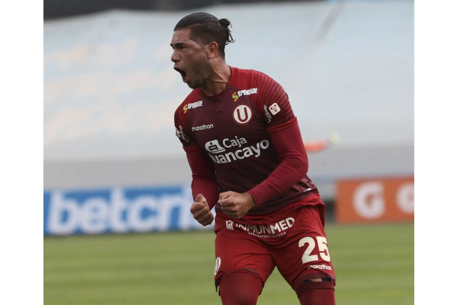 Jonathan Dos Santos celebra luego de anotar en la goleada de Universitario de Deportes a Deportivo Municipal que culminó 5-0 por la fecha 15 del Torneo Apertura de la Liga 1. 

Foto: FPF