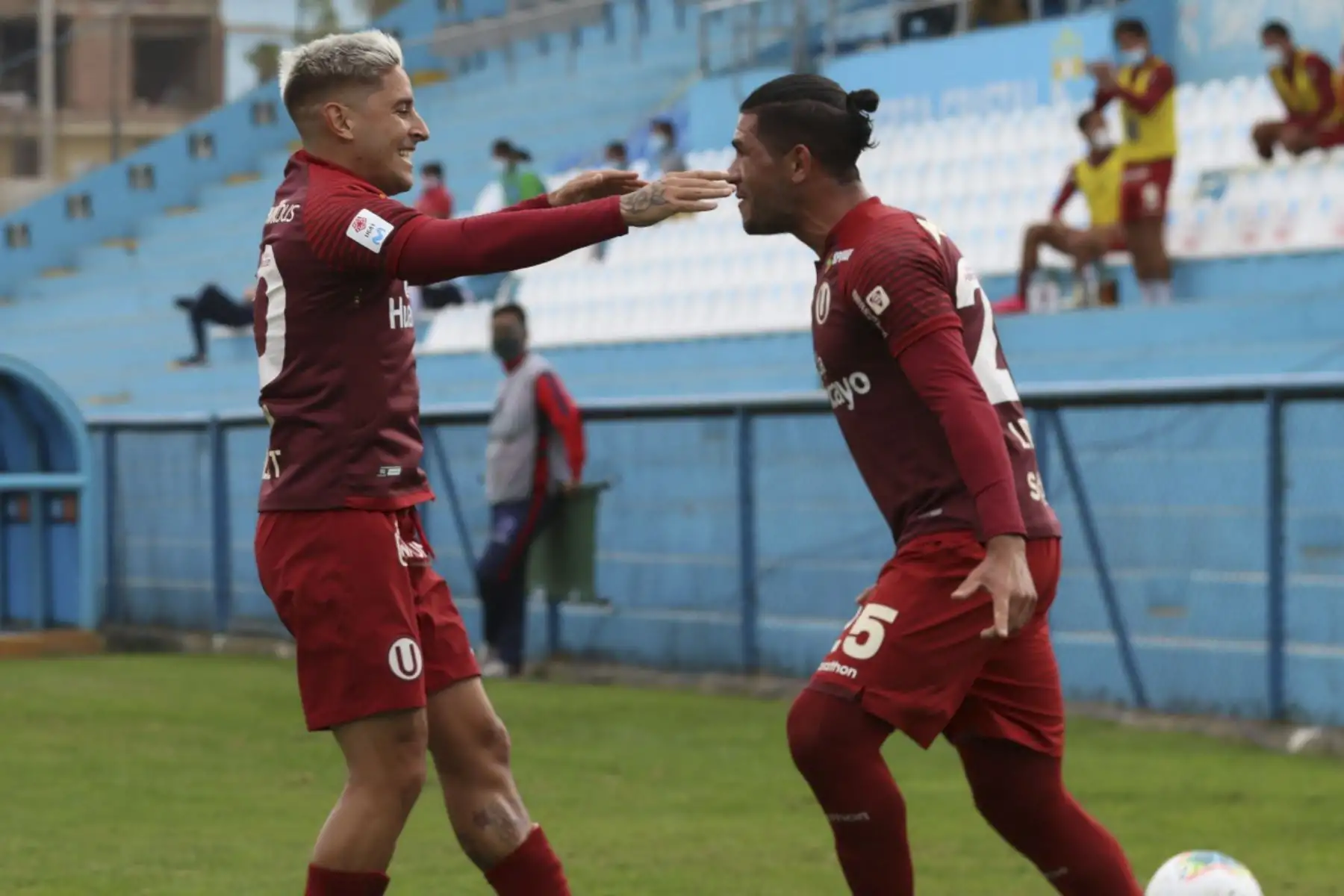 Jonathan Dos Santos celebra con Alejandro Hohberg luego de anotar en la goleada de Universitario de Deportes a Deportivo Municipal que culminó 5-0 por la fecha 15 del Torneo Apertura de la Liga 1. 

Foto: FPF