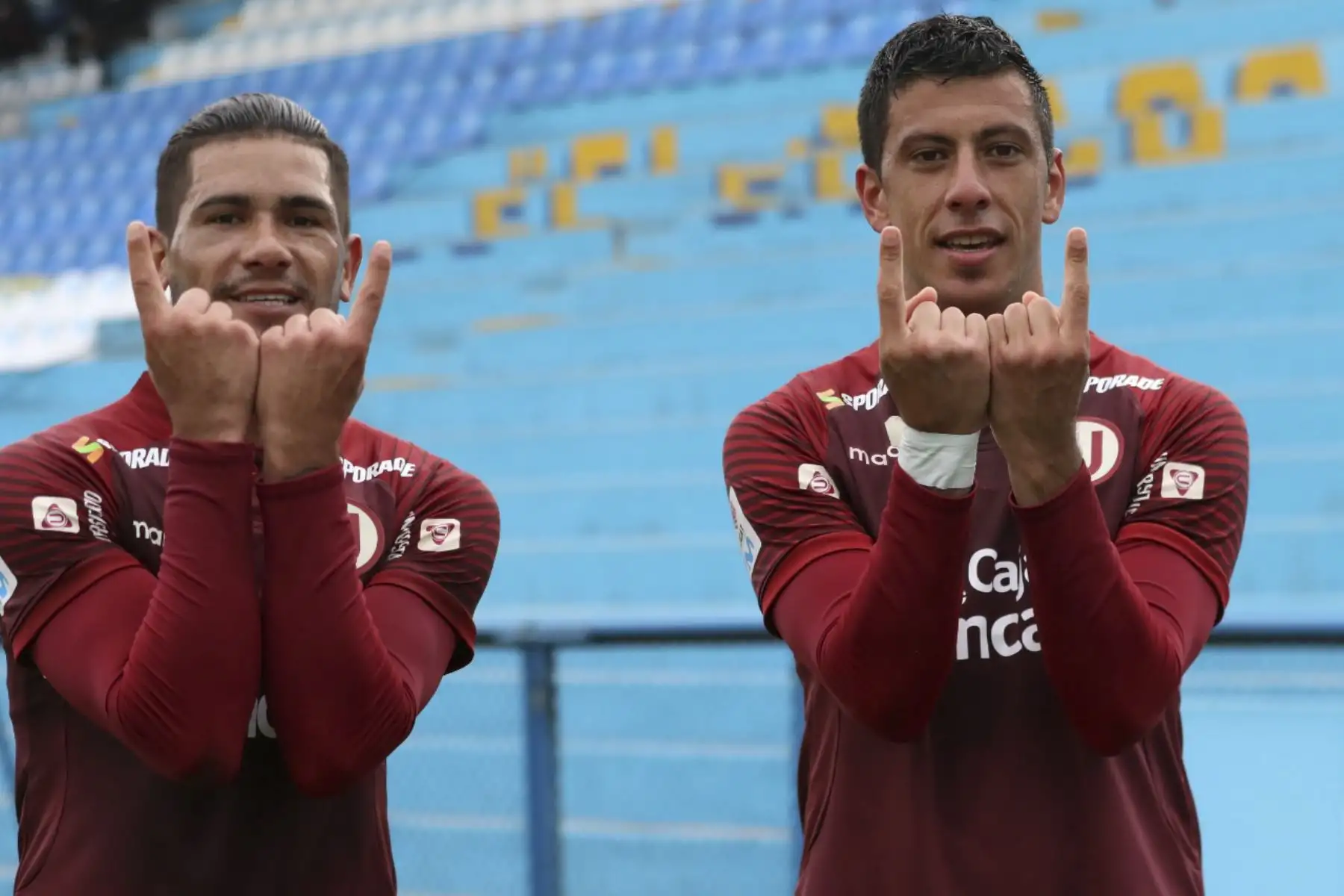 Jonathan Dos Santos celebra con Federico Alonso luego de anotar en la goleada de Universitario de Deportes a Deportivo Municipal que culminó 5-0 por la fecha 15 del Torneo Apertura de la Liga 1. 

Foto: FPF