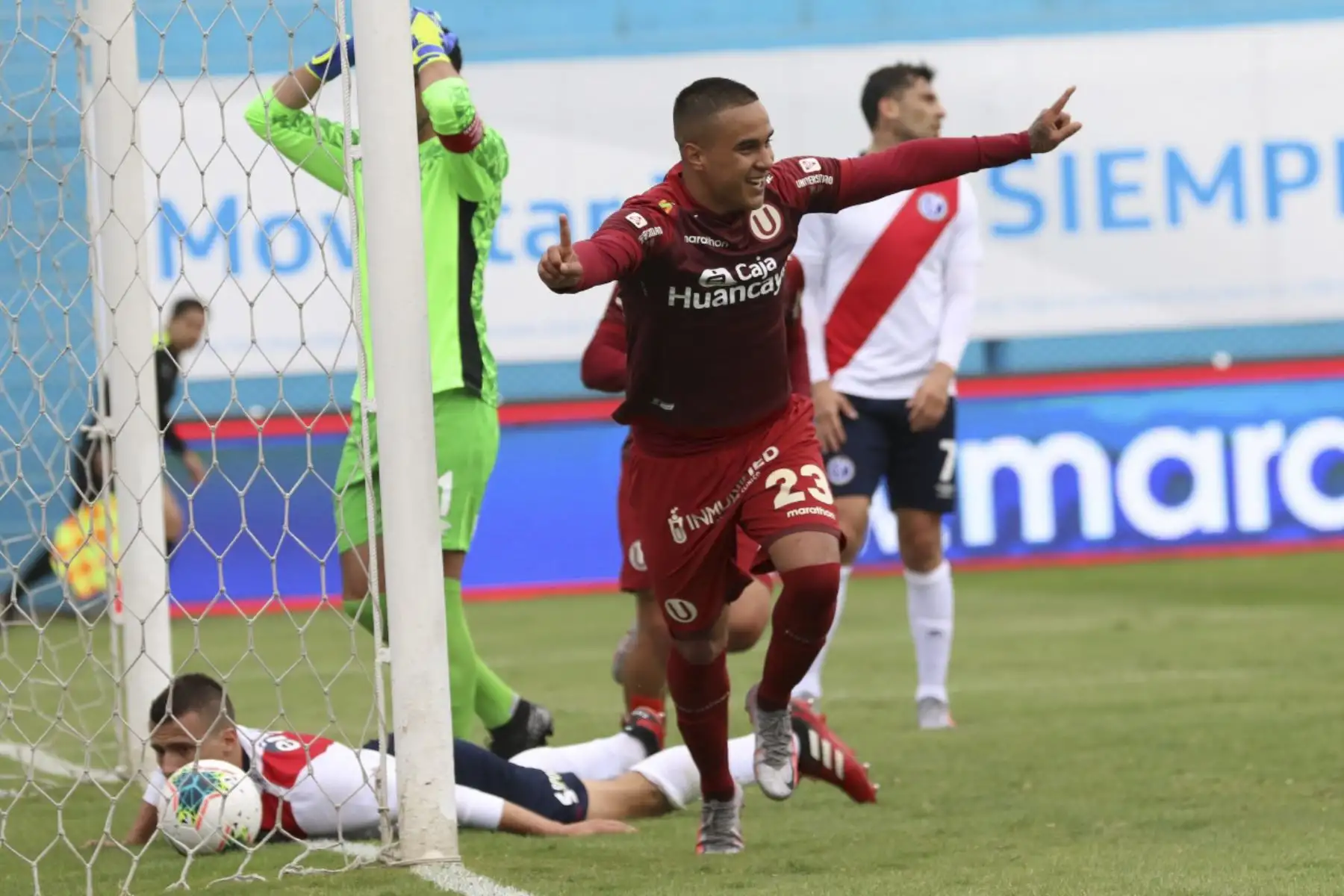 Celebración de Jesús Barco luego de anotar en la goleada de Universitario de Deportes a Deportivo Municipal que culminó 5-0 por la fecha 15 del Torneo Apertura de la Liga 1. 

Foto: FPF