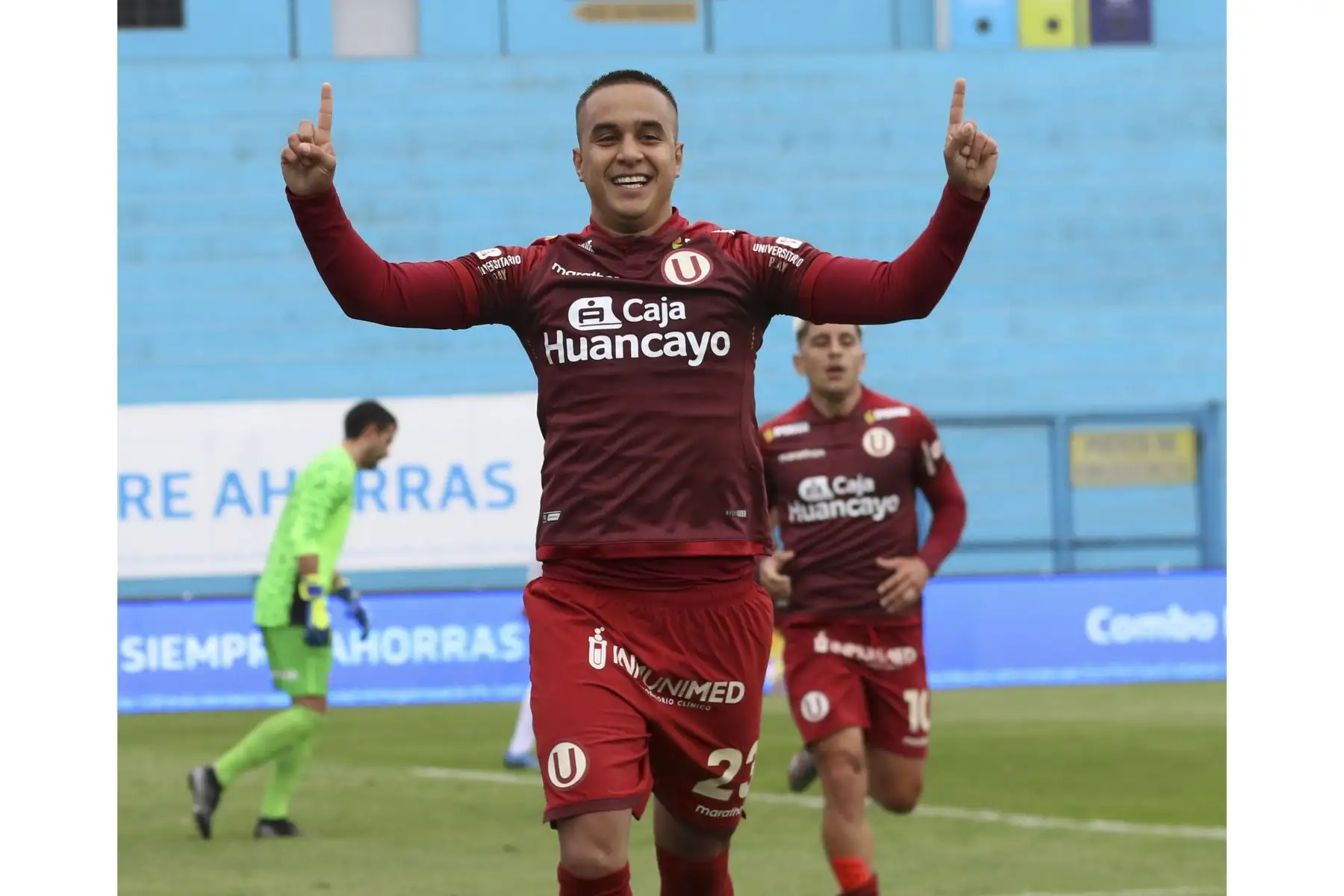 Jesús Barco celebra luego de anotar en la goleada de Universitario de Deportes a Deportivo Municipal que culminó 5-0 por la fecha 15 del Torneo Apertura de la Liga 1. 
Foto: FPF

Foto: FPF