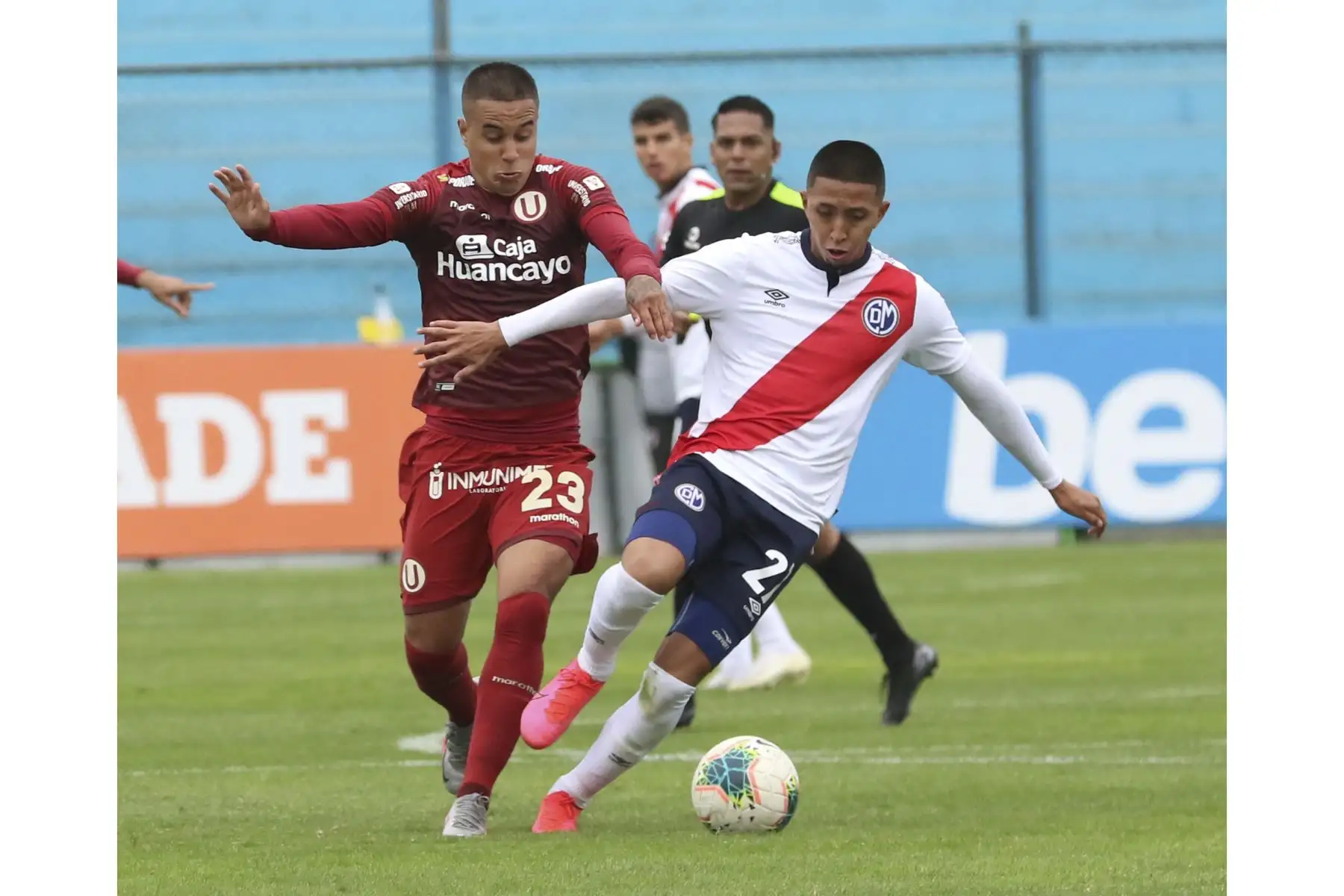 Jesús Barco de Universitario disputa el balón con Junior Ross de Deportivo Municipal durante el encuentro entre ambas escuadras que culminó 5-0 por la fecha 15 del Torneo Apertura de la Liga 1. 

Foto: FPF