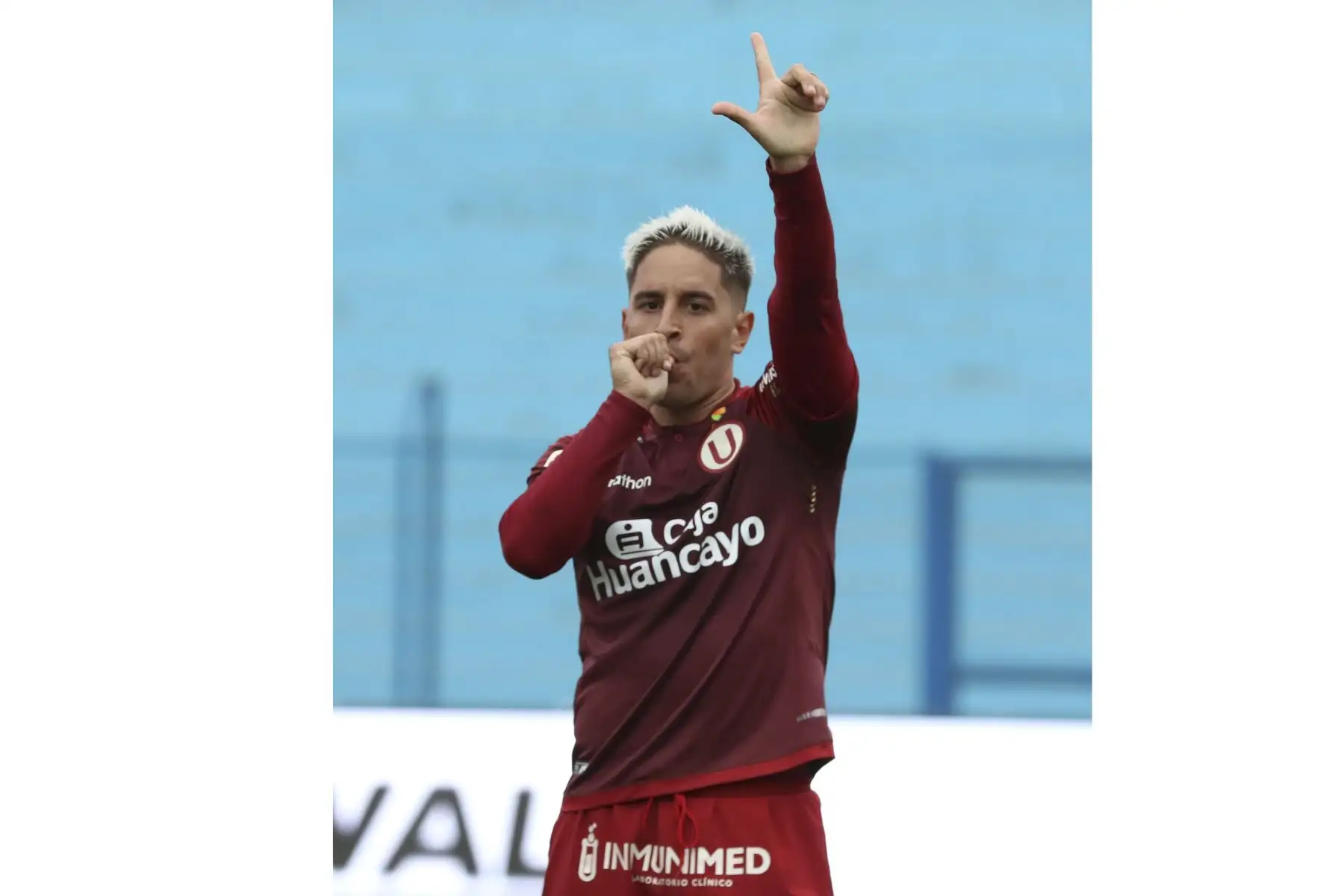 Celebración de Alejandro Hohberg luego de anotar en la goleada de Universitario de Deportes a Deportivo Municipal que culminó 5-0 por la fecha 15 del Torneo Apertura de la Liga 1. 
Foto: FPF

Foto: FPF