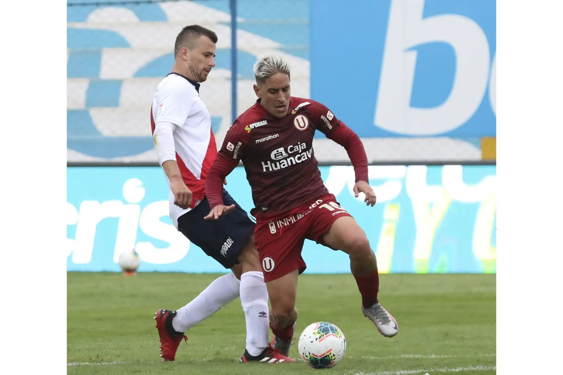 Alejandro Hohberg disputa el balón en la goleada de Universitario de Deportes a Deportivo Municipal que culminó 5-0 por la fecha 15 del Torneo Apertura de la Liga 1. 

Foto: FPF