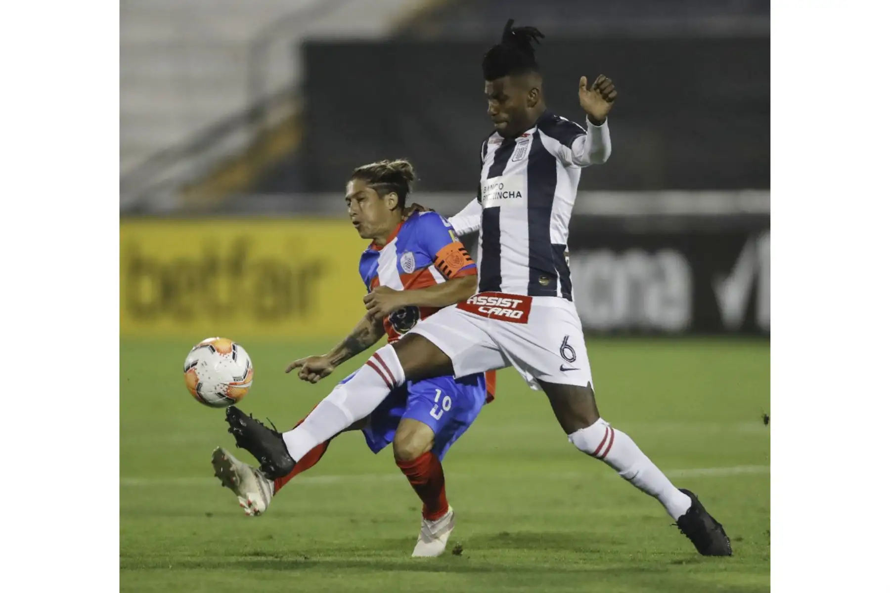 El mediocampista de Estudiantes de Mérida de Venezuela, Jesús Meza (izq.), Y el defensor de Alianza Lima de Perú, Carlos Ascues, luchan por el balón durante el partido de fútbol a puerta cerrada de la fase de grupos de la Copa Libertadores en el Estadio Alejandro Villanueva de Lima.

Foto: AFP