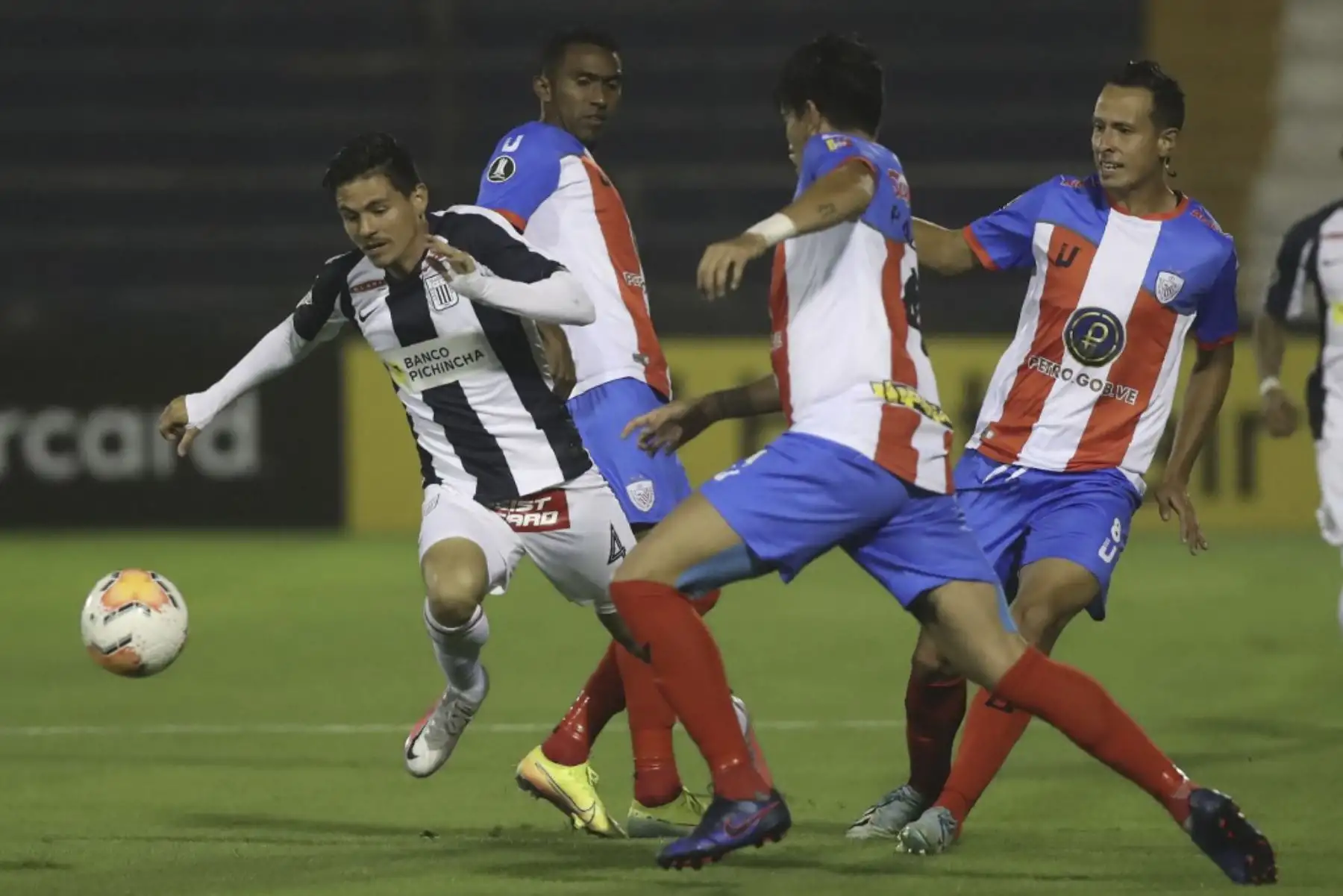 El defensor de Alianza Lima de Perú Anthony Rosell y el defensor de Estudiantes de Mérida de Venezuela Henry Plazas compiten por el balón durante su partido de fútbol a puerta cerrada de la fase de grupos de la Copa Libertadores

Foto: AFP