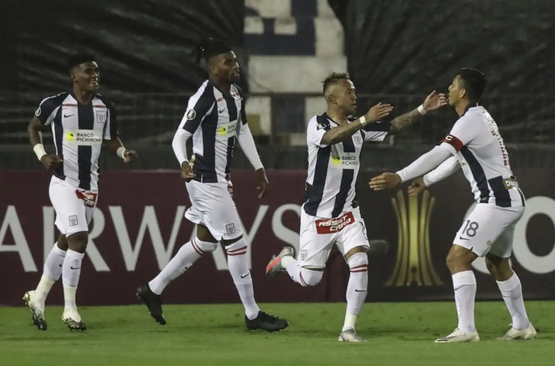 Joazinho Arroé de Alianza Lima festeja luego de anotar ante Estudiantes de Mérida de Venezuela por el grupo F de la Copa Libertadores, en el estadio Alejandro Villanueva. 

Foto: AFP