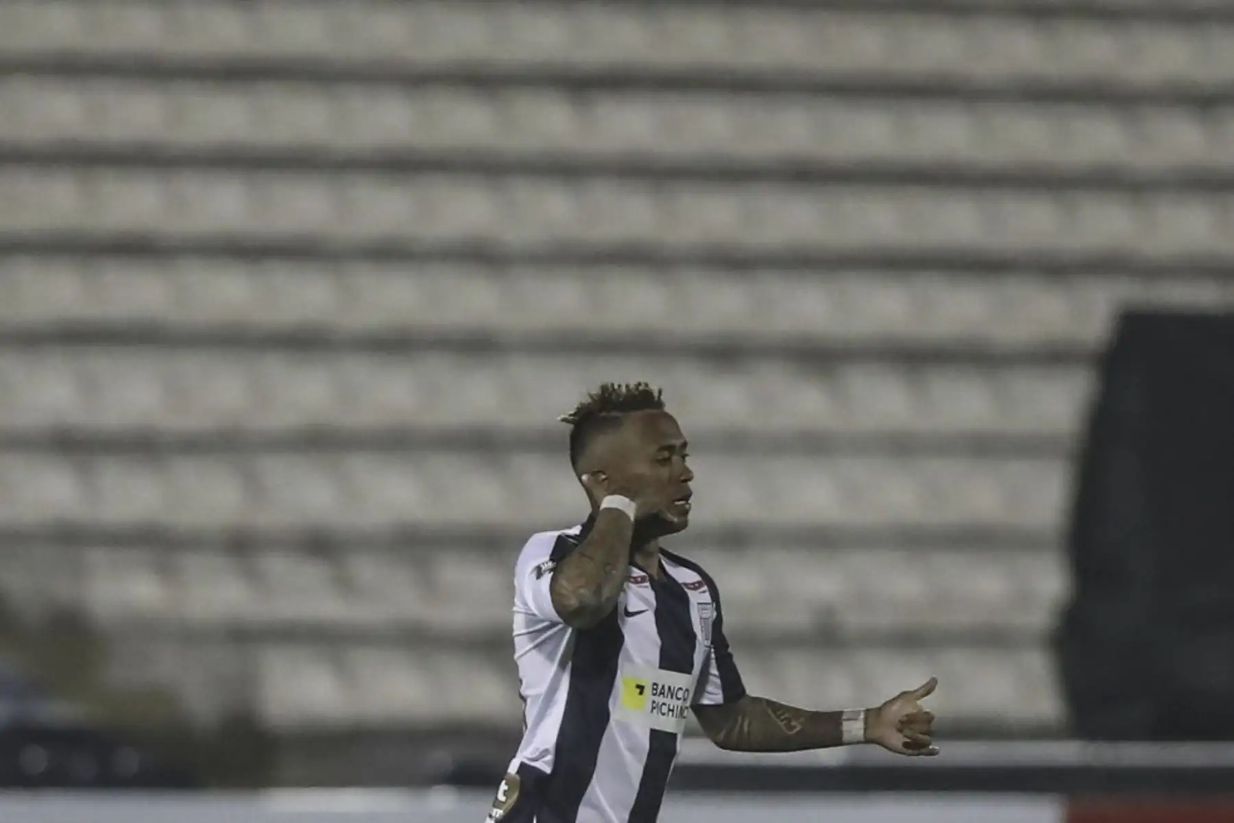 Joazinho Arroé de Alianza Lima festeja luego de anotar ante Estudiantes de Mérida de Venezuela por el grupo F de la Copa Libertadores, en el estadio Alejandro Villanueva. 

Foto: AFP