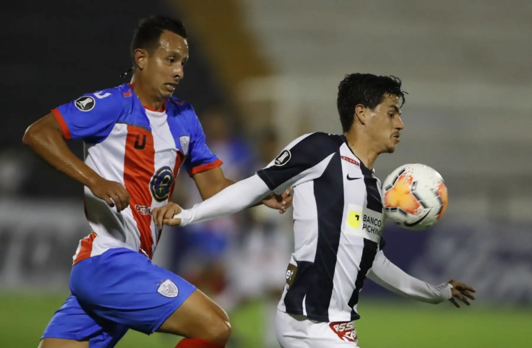 Yorwin Lobo del Estudiantes de Mérida  disputa el balón con Anthony Rosell de Alianza Lima en el encuentro que culminó 2 a 2 por la Copa Libertadores.

Foto: AFP