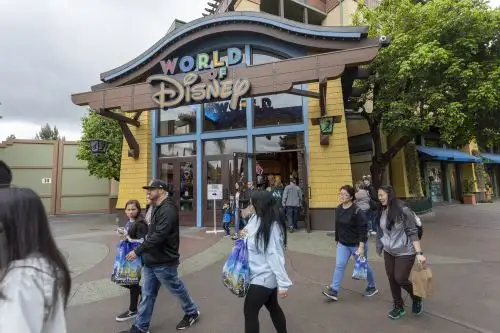 El parque temático de Disneyland en Anaheim (California, EE. UU.), que daba empleo a unas 31,000 personas, ha estado cerrado desde mediados de marzo, al inicio de la crisis sanitaria. Foto: AFP