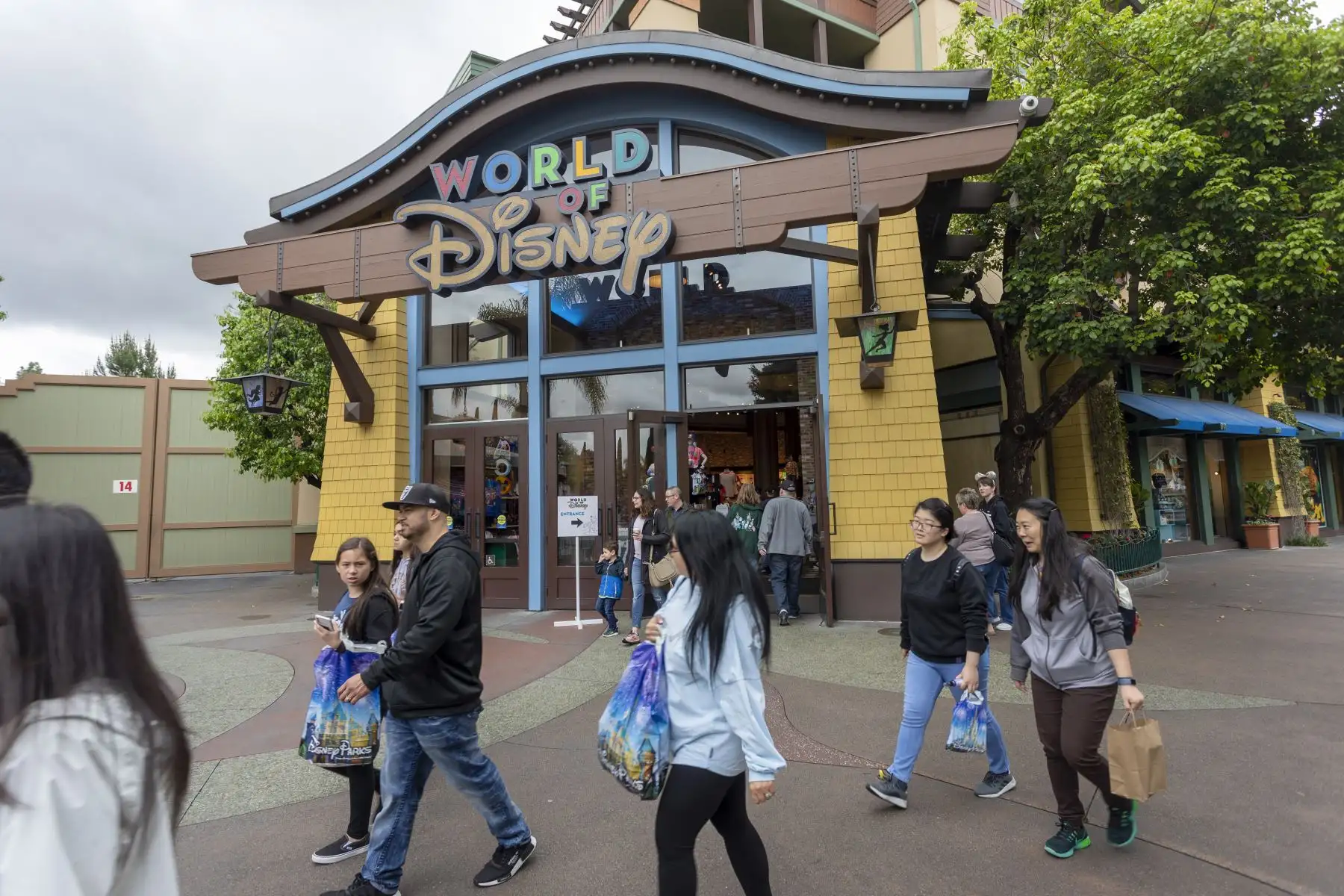 El parque temático de Disneyland en Anaheim (California, EE. UU.), que daba empleo a unas 31,000 personas, ha estado cerrado desde mediados de marzo, al inicio de la crisis sanitaria. Foto: AFP