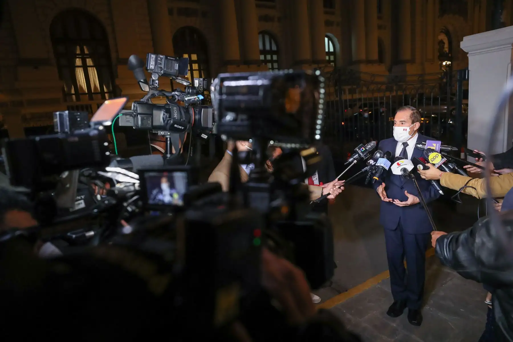 El jefe del Gabinete Ministerial, Walter Martos, llegó al Parlamento para sostener una reunión con el presidente del Congreso, Manuel Merino, a fin de avanzar en la coordinación conjunta de temas que permitan solucionar los problemas que afectan a la población. Foto: PCM
