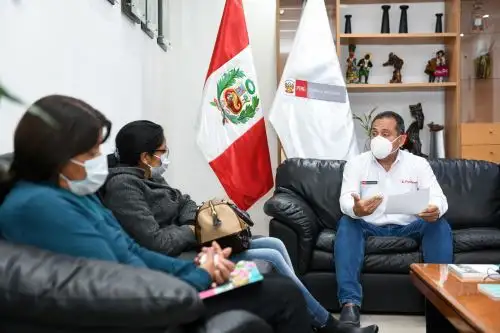 El ministro del Interior, César Gentille, se reunió con los familiares del suboficial Pedro Achante Zevallos para expresarles su más sentidas condolencias. Foto: ANDINA/Mininter