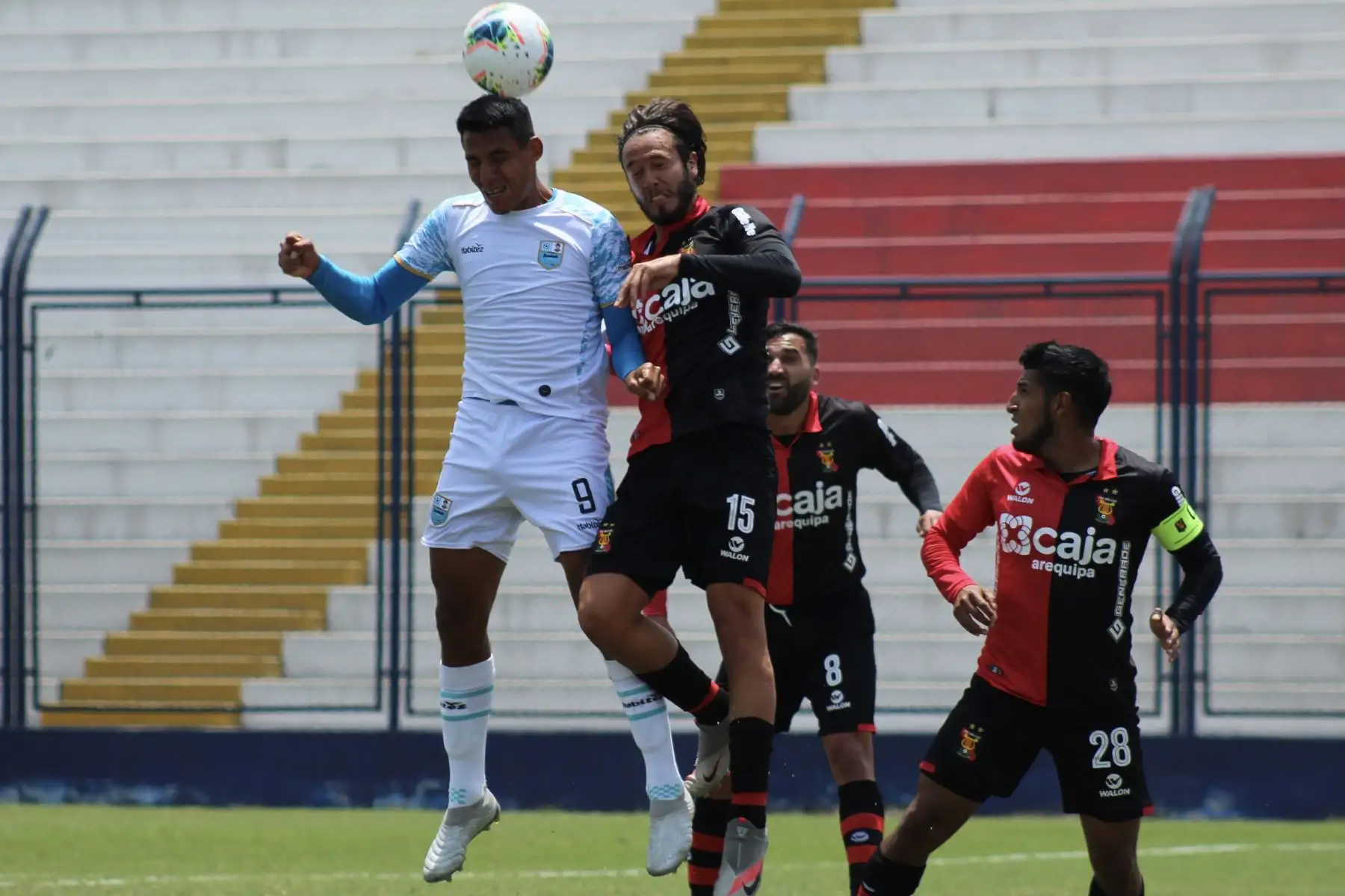 S. Acevedo del Deportivo Llacuabamba y A. Deneumostier de Melgar disputan el balón en el encuentro que sostienen ambas escuadras por la fecha 15 del Torneo Apertura de la Liga 1. 

Foto: FPF