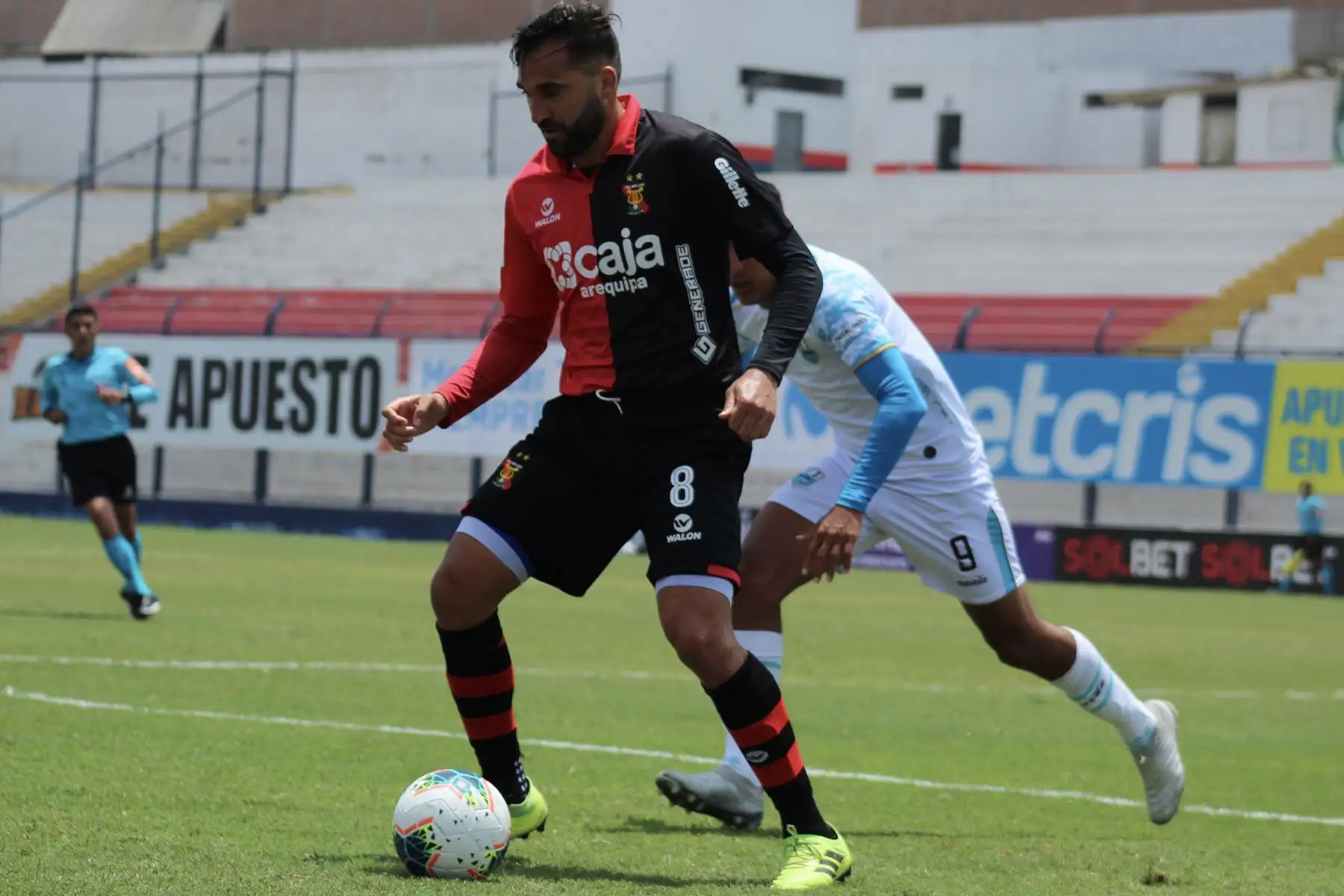 Pablo Míguez de Melgar y Alex Valera de Deportivo Llacuabamba disputan el balón en el encuentro que sostienen ambas escuadras por la fecha 15 del Torneo Apertura de la Liga 1. 

Foto: FPF