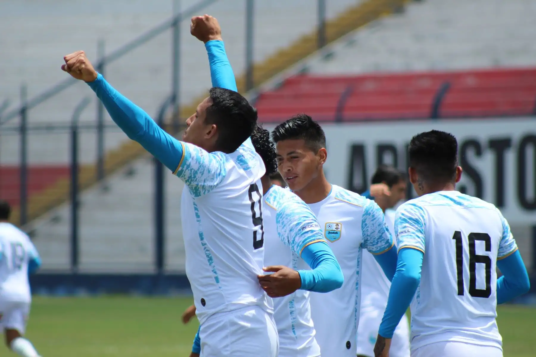 Alex Valera de Deportivo Llacuabamba celebra luego de anotar el primer gol frente a Melgar por la fecha 15 del Torneo Apertura de la Liga 1. 

Foto: FPF