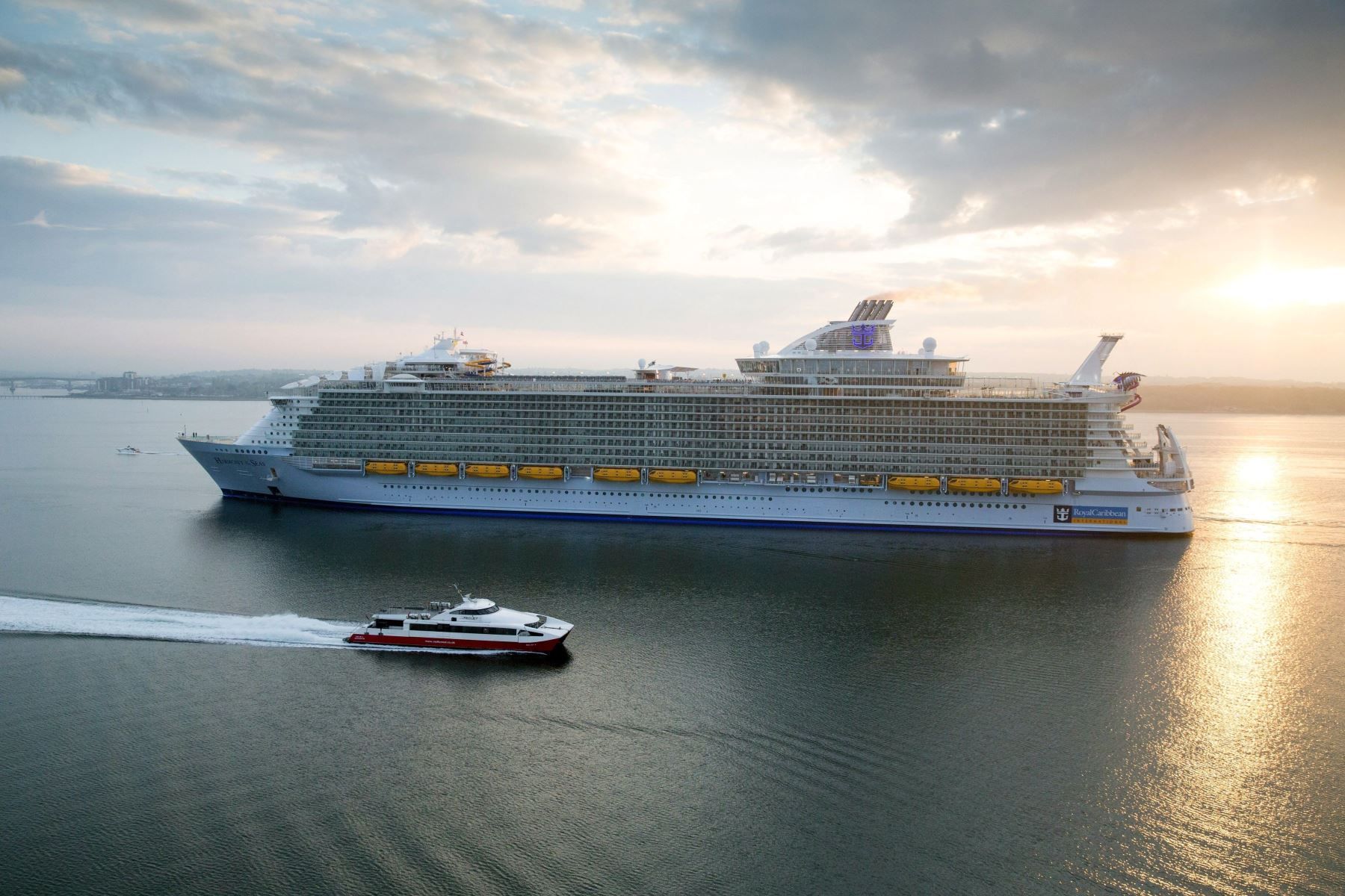 Fotografía cedida hoy por Royal Caribbean donde se muestra el "Harmony of the Seas", el crucero más grande y nuevo del mundo, mientras navega hacia Southampton (Reino Unido). Foto: EFE